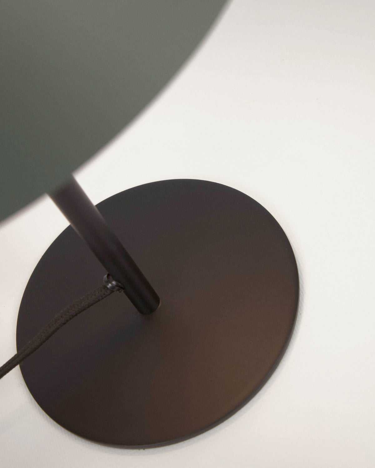 Aleyla Tischlampe aus Metall mit grüner Oberfläche in Grün präsentiert im Onlineshop von KAQTU Design AG. Tischleuchte ist von Kave Home