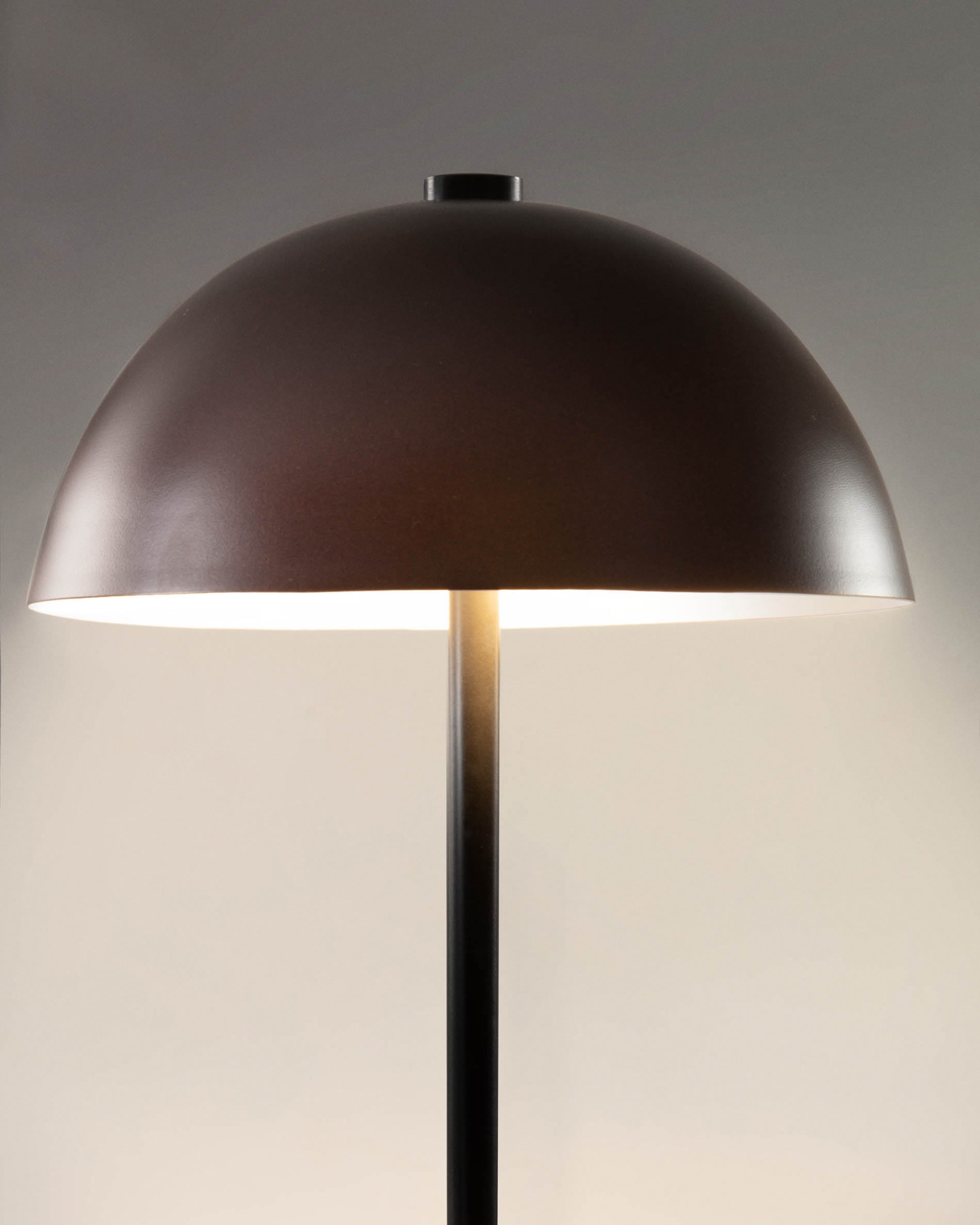 Die Aleyla Tischlampe von Kave Home vereint stilvolles Design mit Funktionalität. Ihre kastanienbraune Metalloberfläche sorgt für eine warme Atmosphäre.