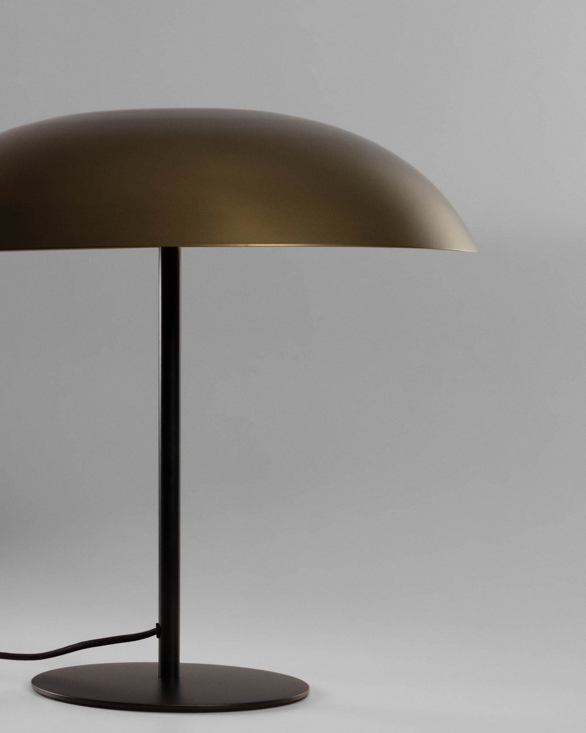 Die Carlisa Tischlampe von Kave Home bietet modernes Design und Funktionalität, ideal für stilvolle und gemütliche Wohnräume.