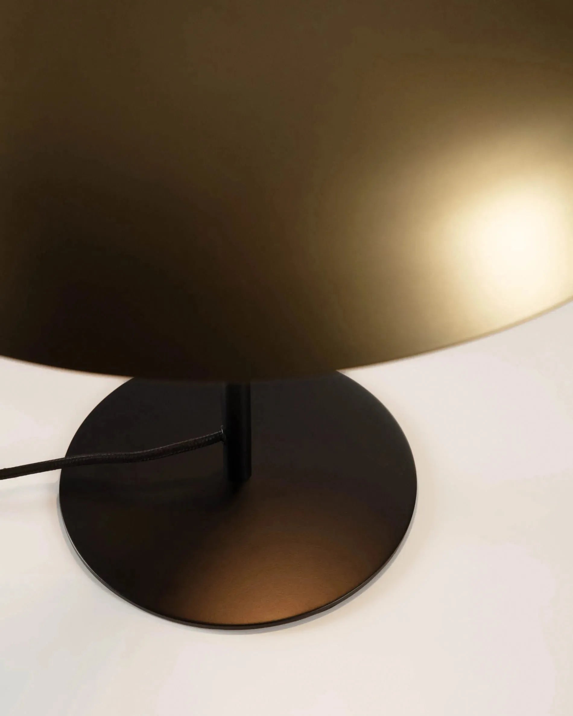 Die Carlisa Tischlampe von Kave Home vereint stilvolle Ästhetik und praktische Beleuchtung für ein gemütliches Wohnambiente.