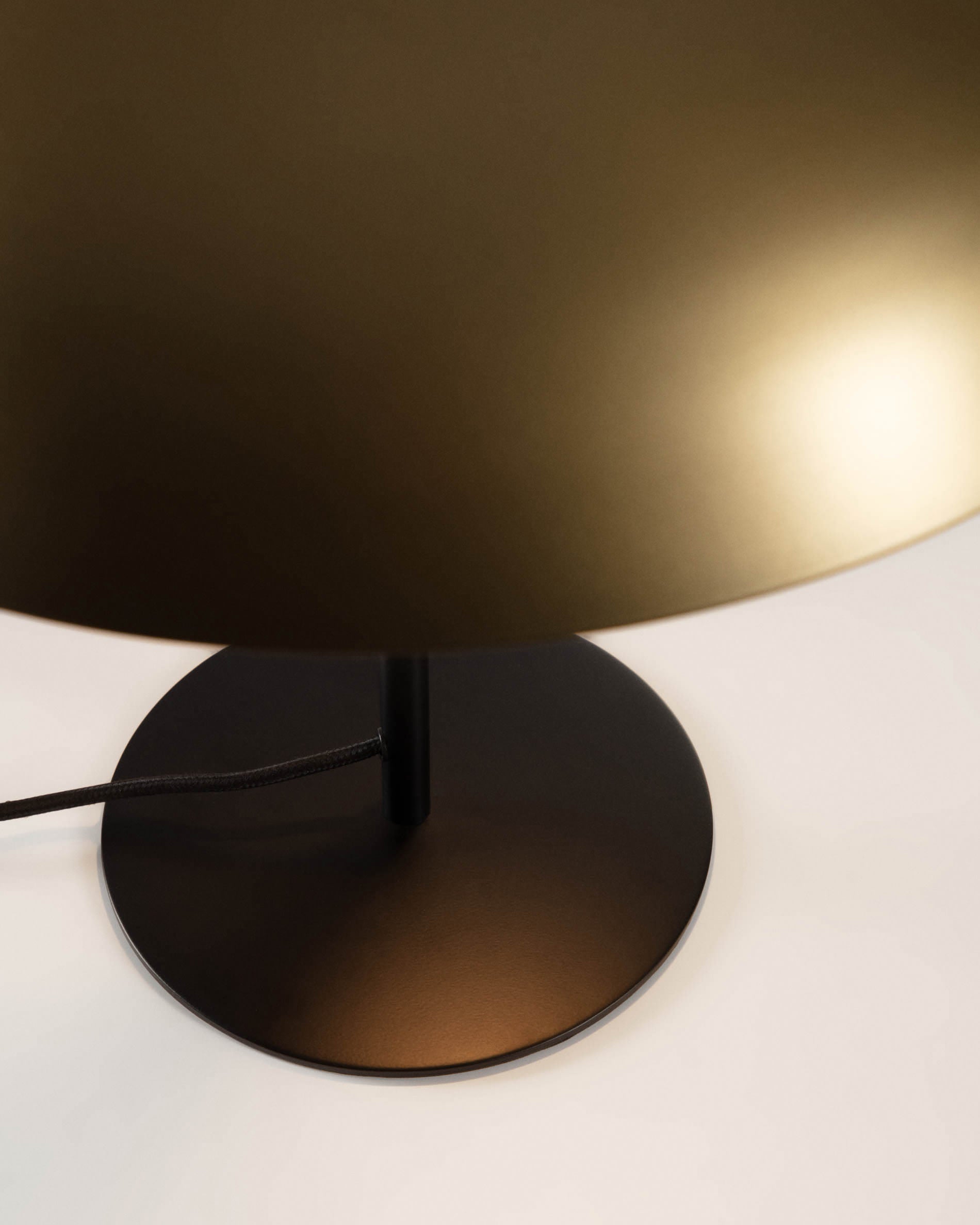 Die Carlisa Tischlampe von Kave Home kombiniert elegantes Design mit Funktionalität und schafft eine warme Atmosphäre in jedem Raum.