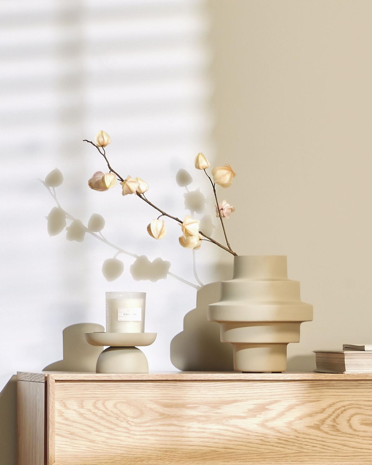 Velia Metallvase mit beigem Finish in Beige präsentiert im Onlineshop von KAQTU Design AG. Vase ist von Kave Home