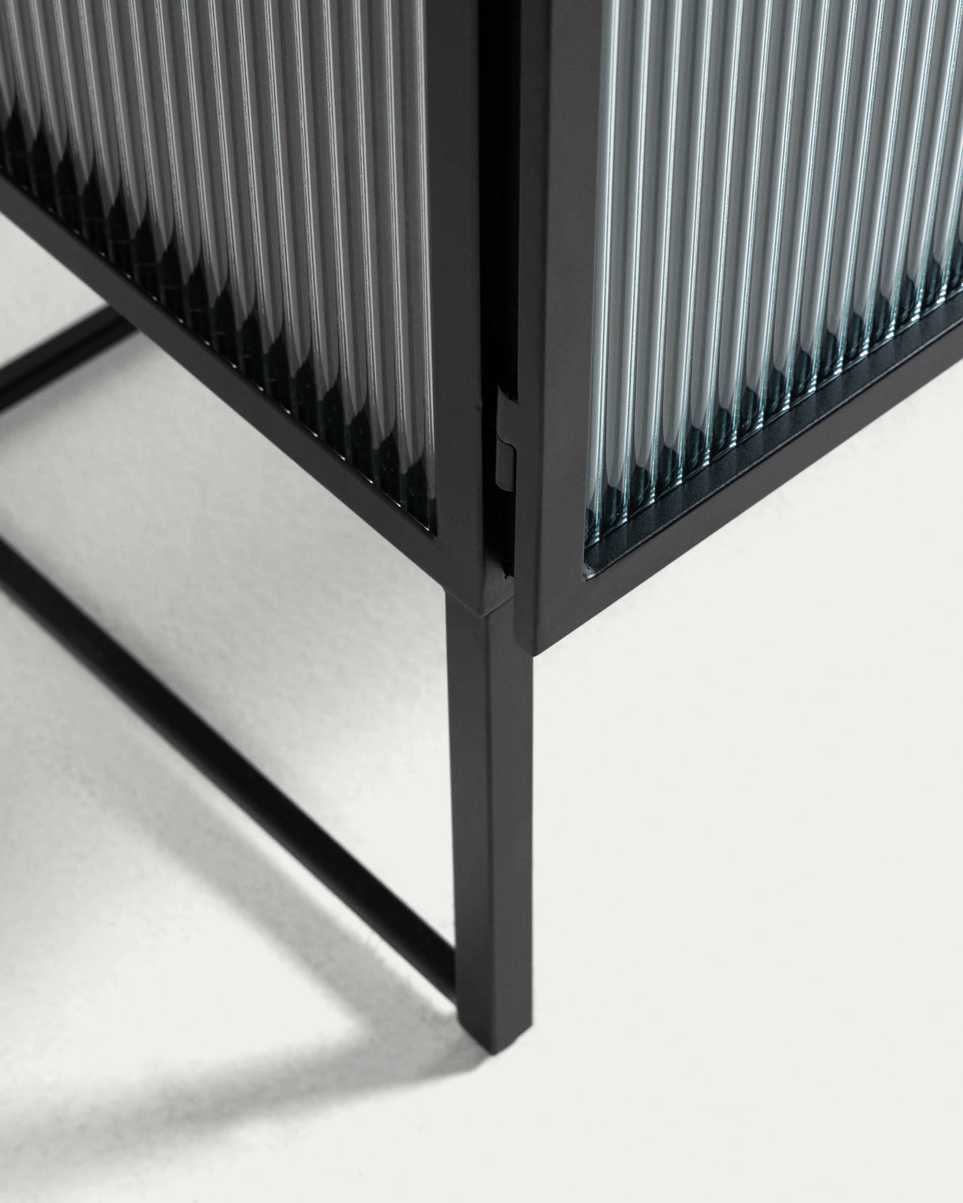 Das Trixie Sideboard aus schwarzem Stahl (160 x 81 cm) vereint modernes Design mit Funktionalität und verfügt über 4 Türen.