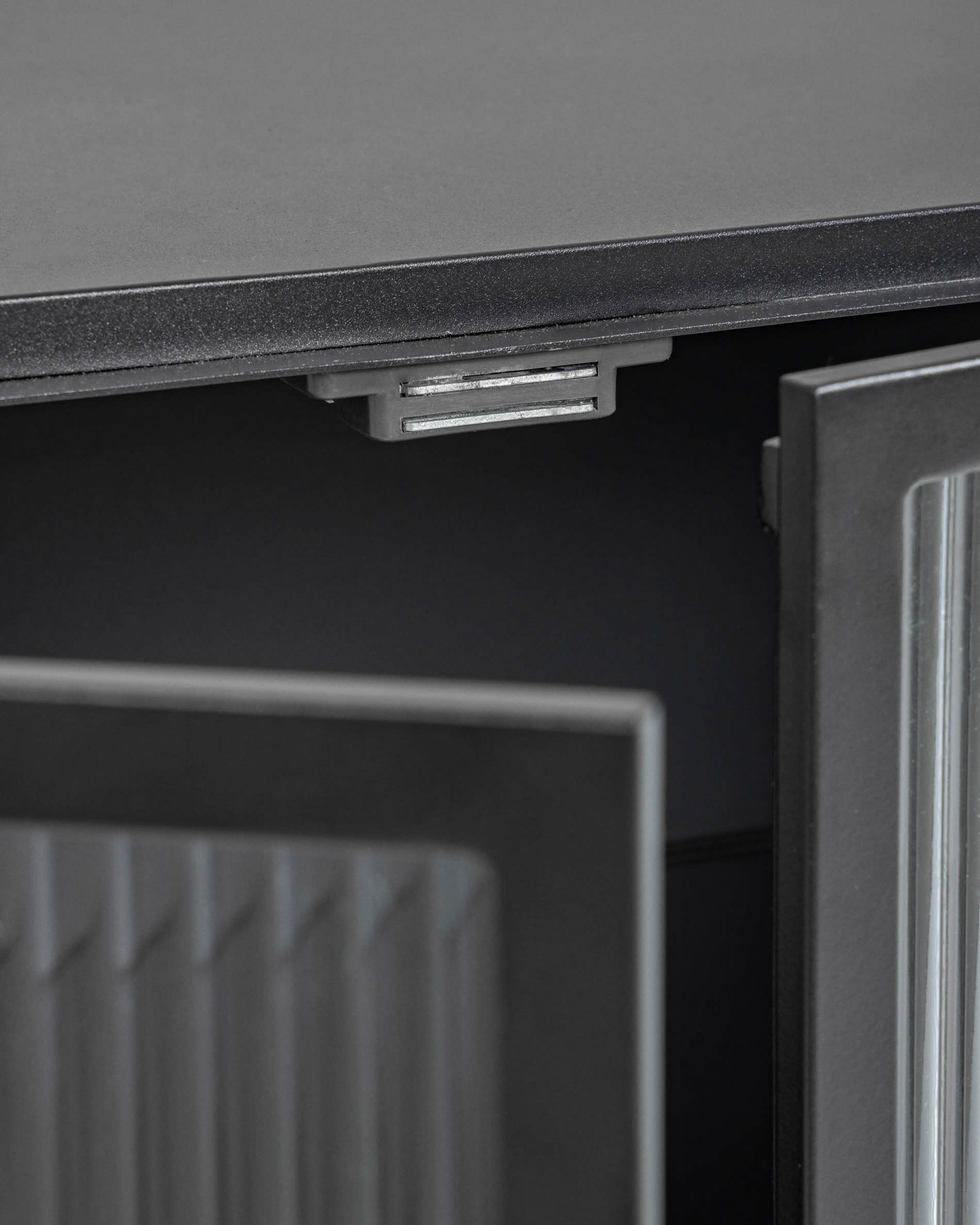 Das Trixie Sideboard aus schwarzem Stahl (160 x 81 cm) kombiniert modernes Design mit Funktionalität und bietet 4 Türen für Stauraum.