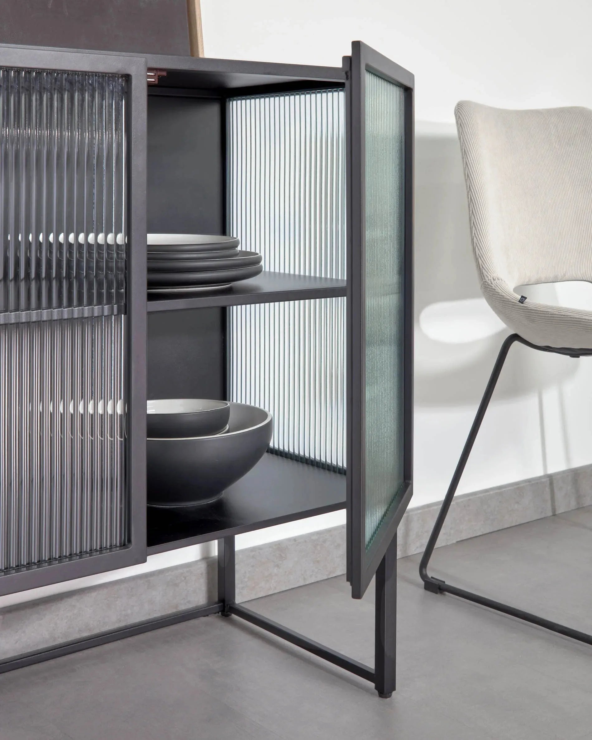 Das Trixie Sideboard aus schwarzem Stahl mit 4 Türen (160 x 81 cm) bietet modernes Design und praktische Aufbewahrungslösungen.
