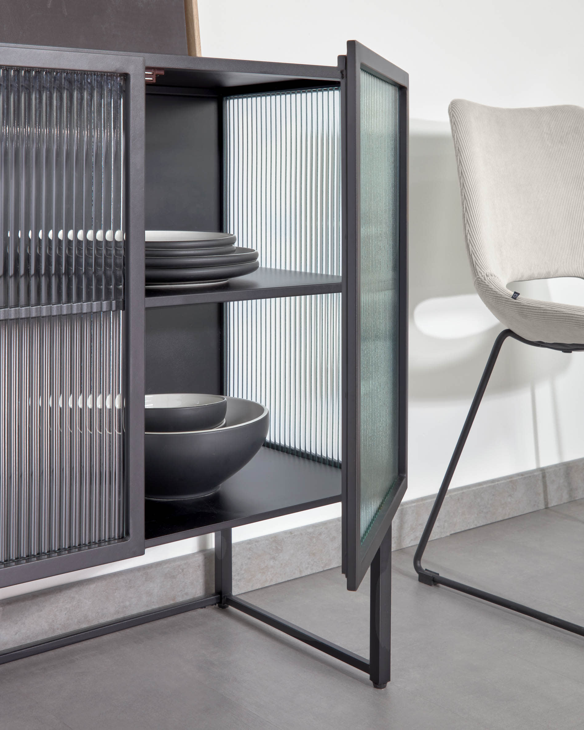 Das Trixie Sideboard aus schwarzem Stahl mit 4 Türen und 160 x 81 cm ist die perfekte Wahl für moderne und elegante Einrichtung.