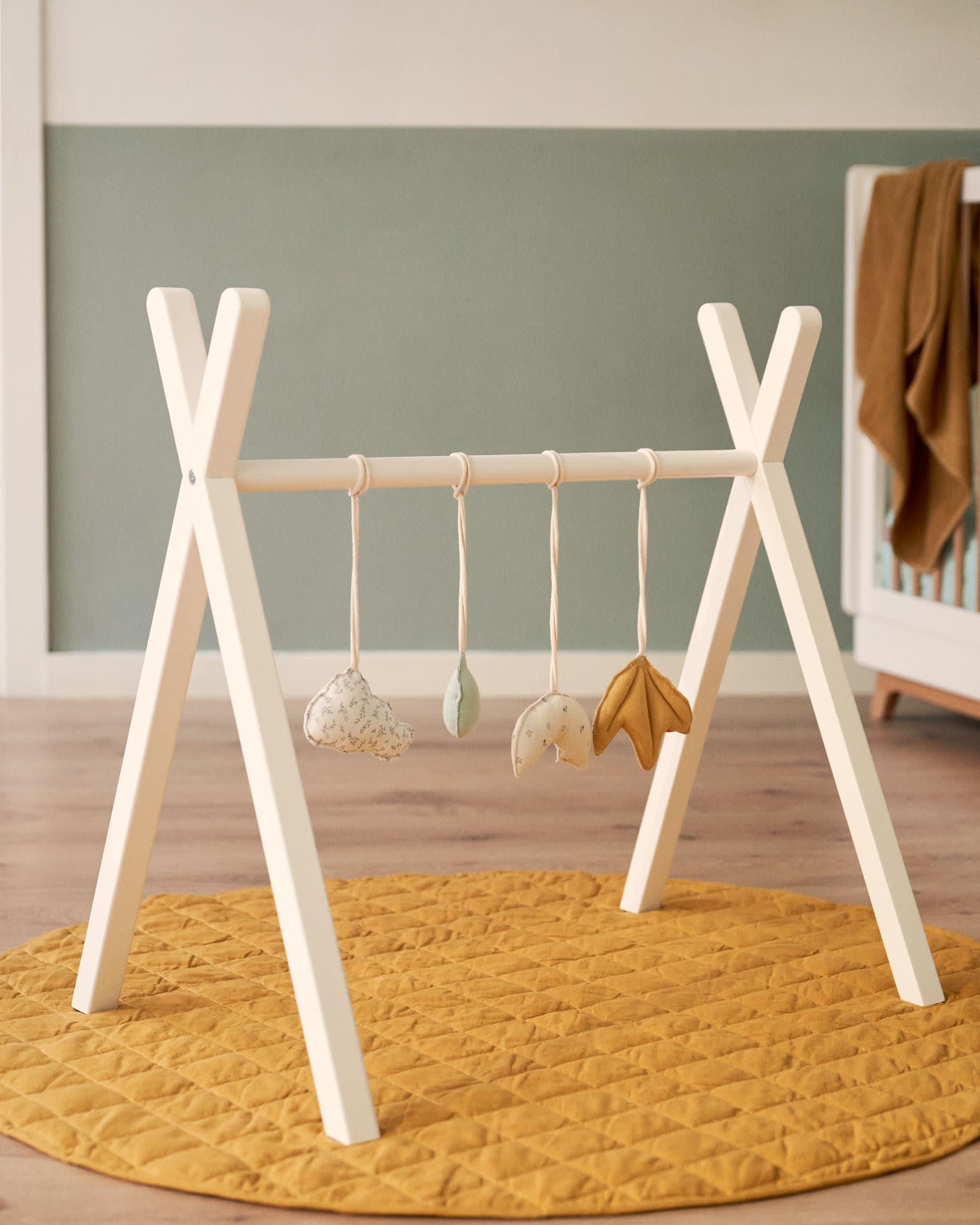 Eleganter Babytrainer aus massiver Buche, fördert Motorik und Sinne, passt perfekt in jedes Kinderzimmer.