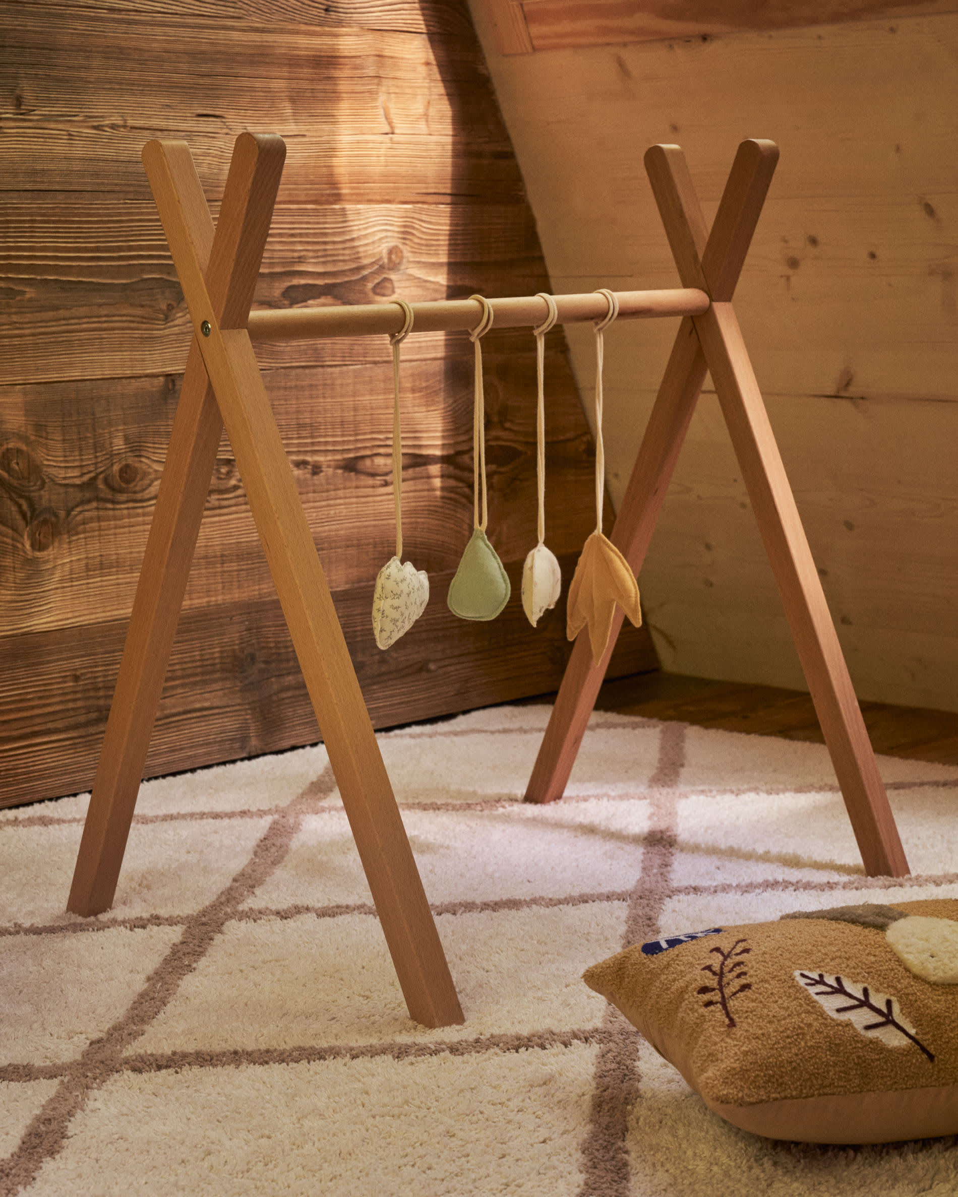 Entdecken Sie den Babytrainer Tipi Maralis aus massivem Buchenholz – ein stilvolles Spielzeug, das die Entwicklung und Kreativität Ihres Babys fördert.