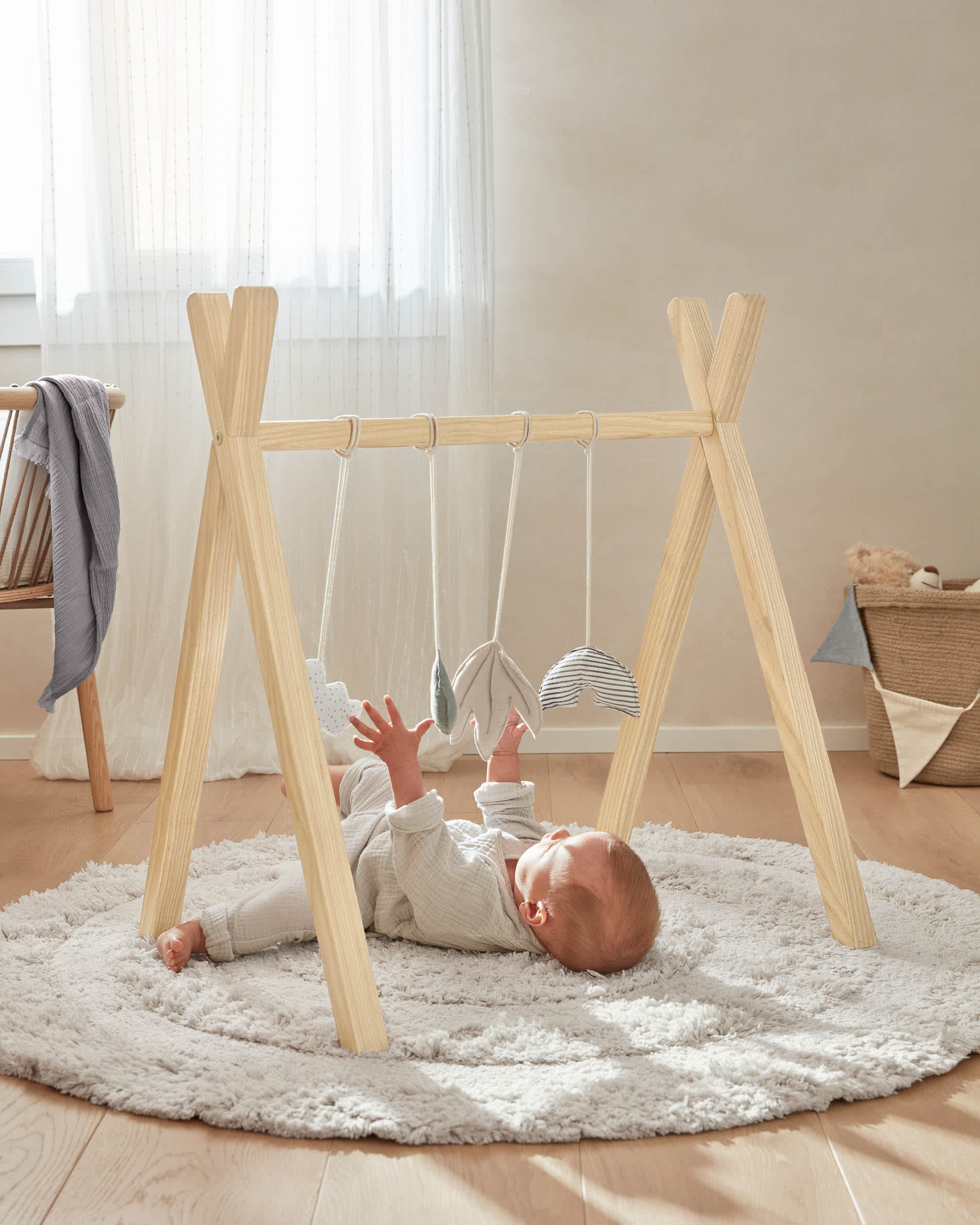 Der Babytrainer Tipi Maralis aus massivem Buchenholz fördert spielerisch die Entwicklung Ihres Kindes.