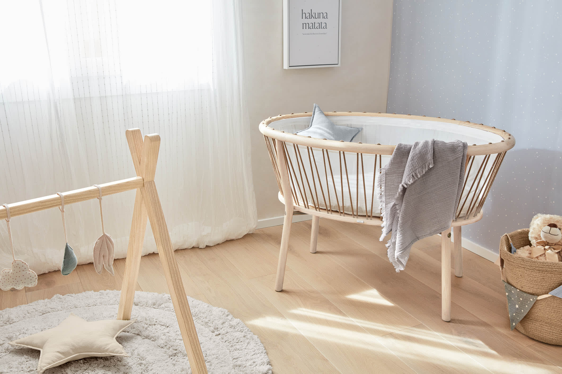 Babytrainer Tipi Maralis aus massivem Buchenholz, langlebig und nachhaltig, fördert spielerisch Babys Entwicklung.