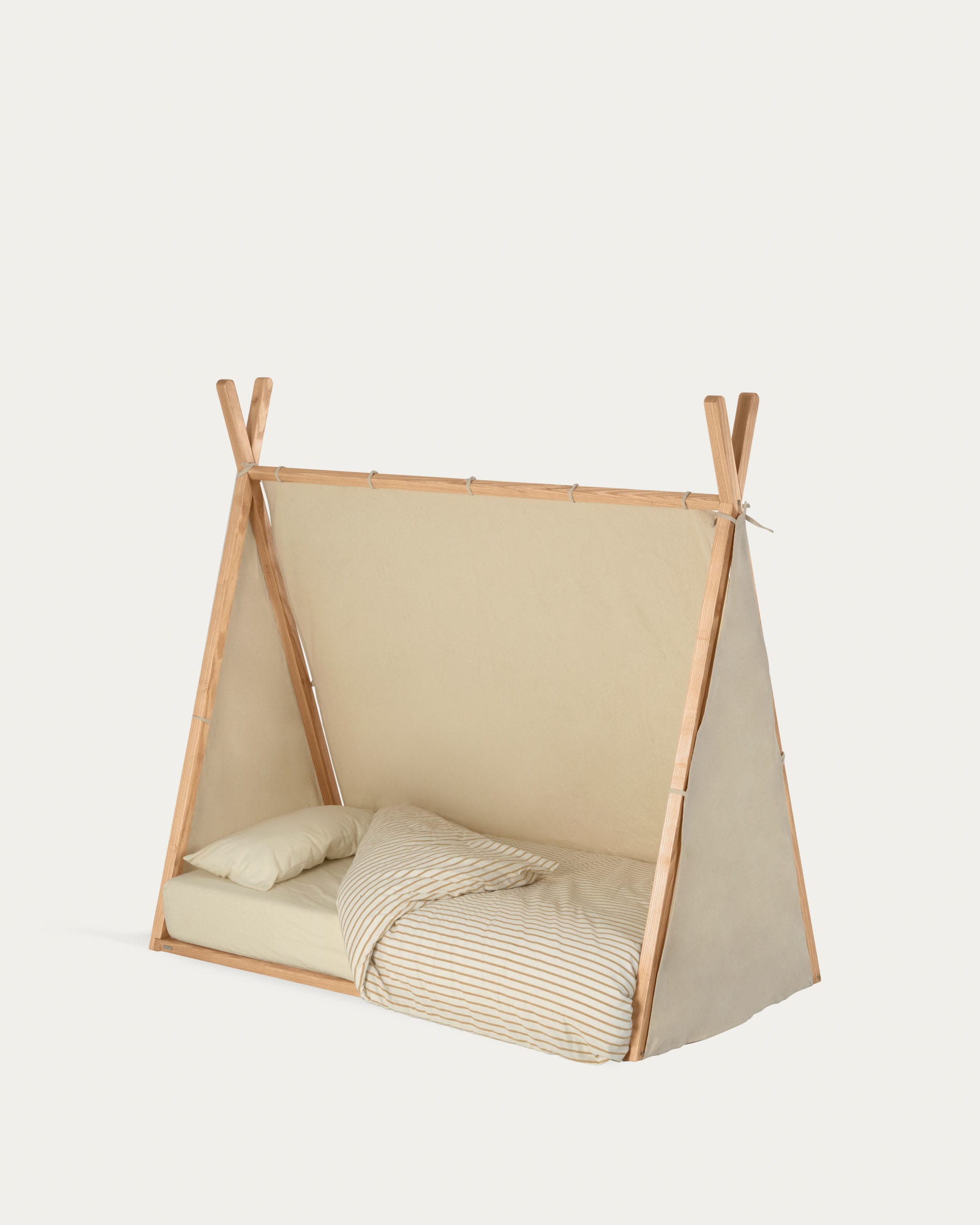 Maralis Tipi-Bett aus Buche, 70x140 cm, mit natürlichem Finish. Perfekt für Kinderzimmer, langlebig und stilvoll gestaltet.