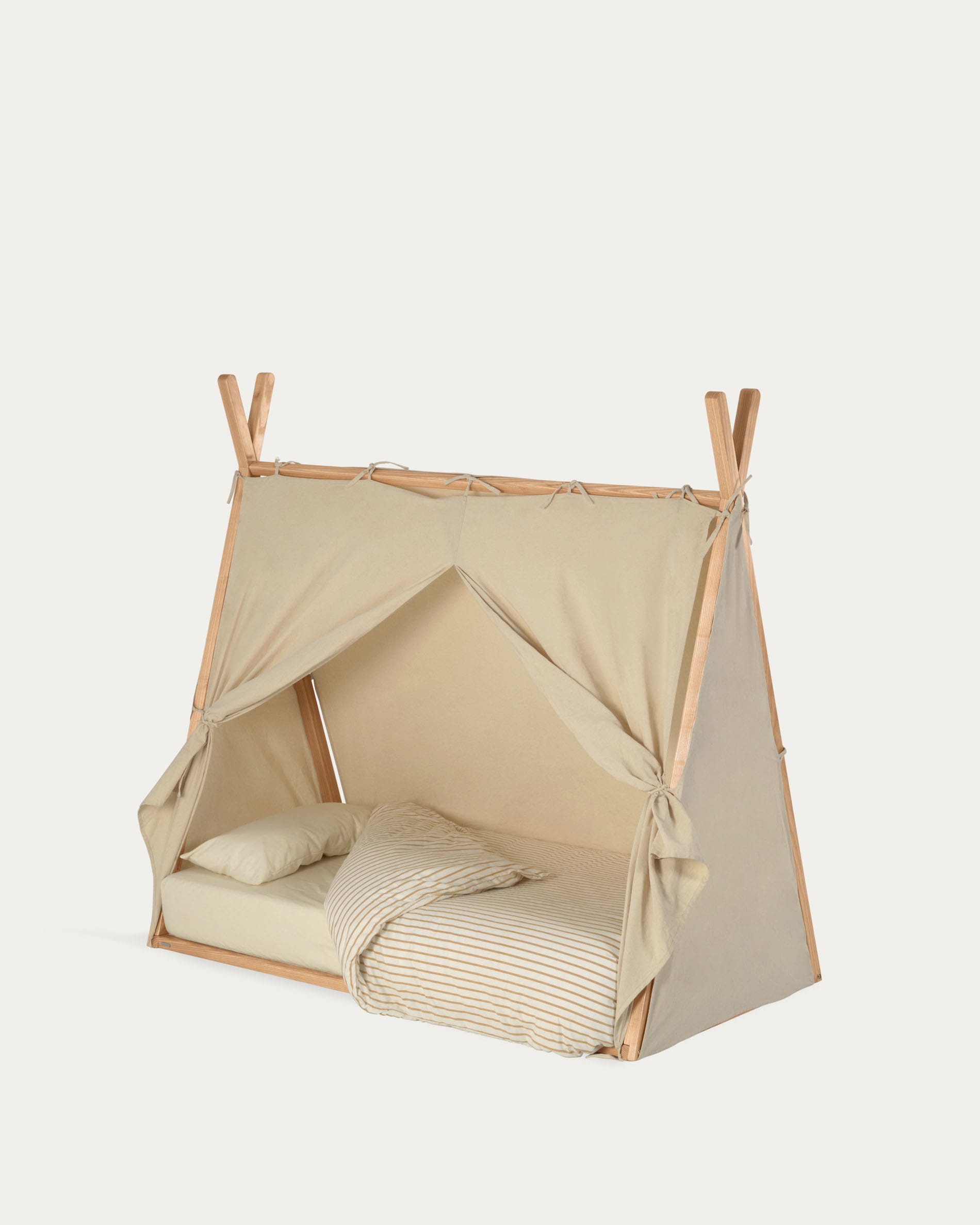 Einzigartiges Tipi-Bett aus massiver Buche, inspiriert von Indianer-Tipis, für kreative Kinderträume.