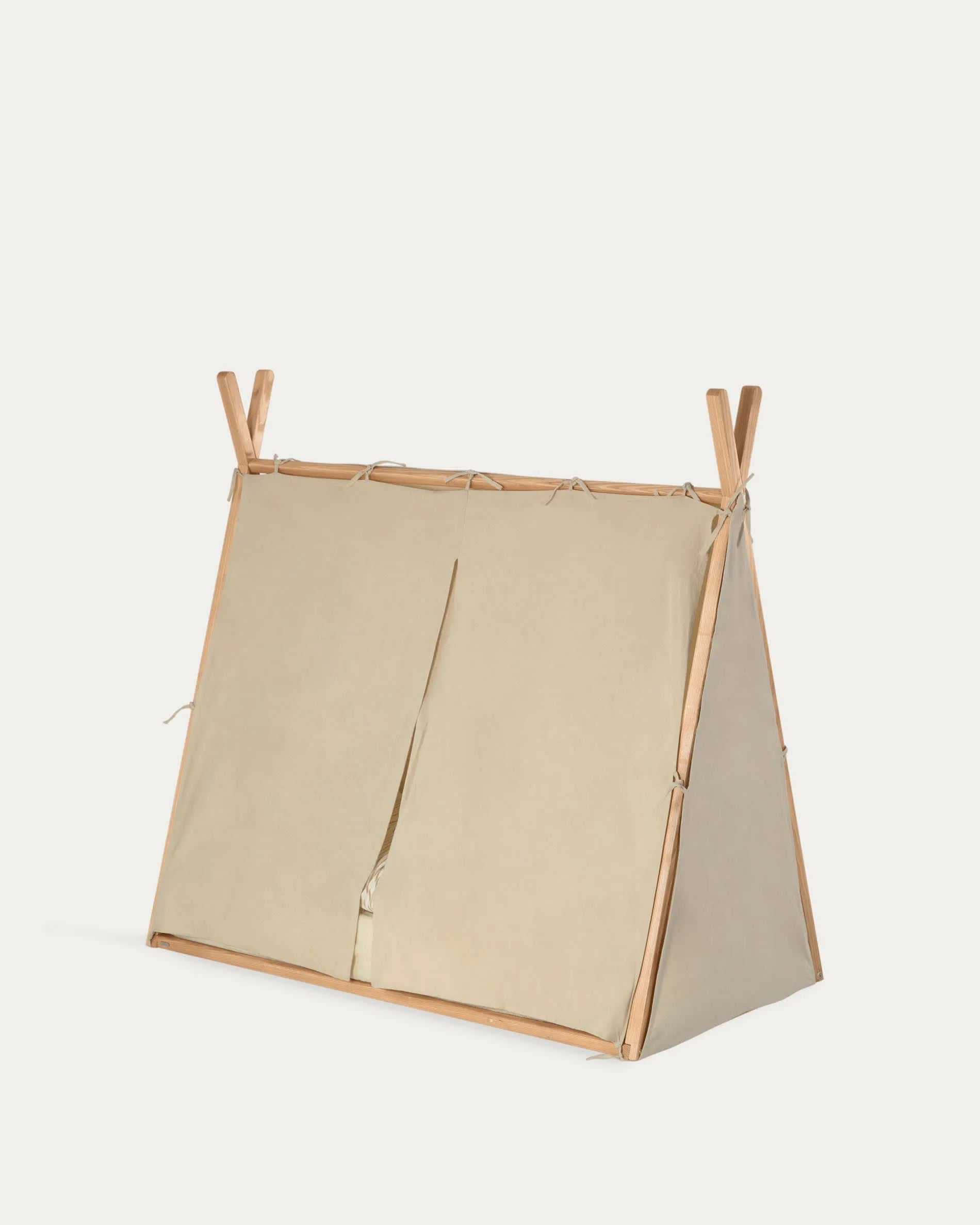 Tipi-Bett Maralis aus massiver Buche, 70x140 cm, mit natürlichem Finish. Perfekt für Kinderzimmer, stilvoll und langlebig.