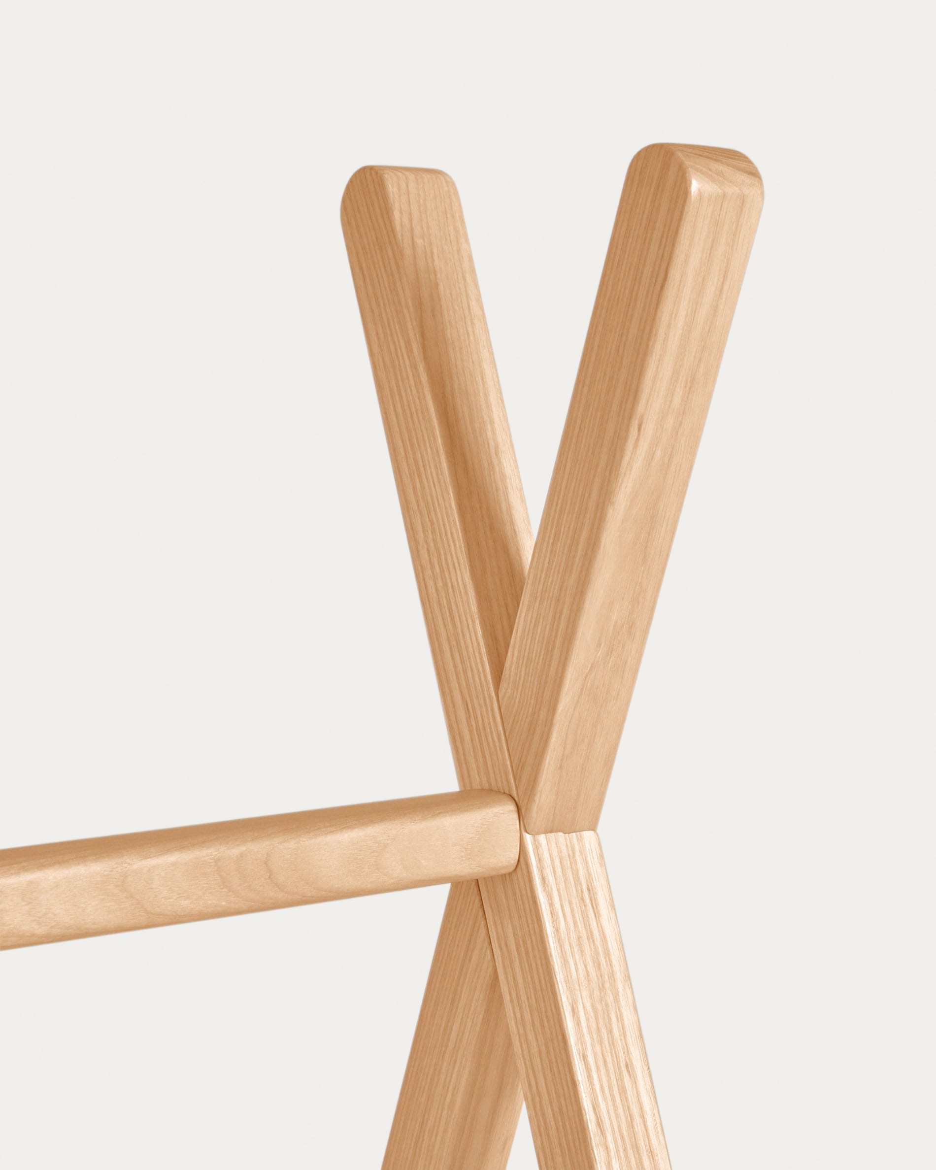 Maralis Tipi-Bett aus massiver Buche, 70x140 cm, mit natürlichem Finish. Ideal für Kinderzimmer, robust, modern und praktisch.