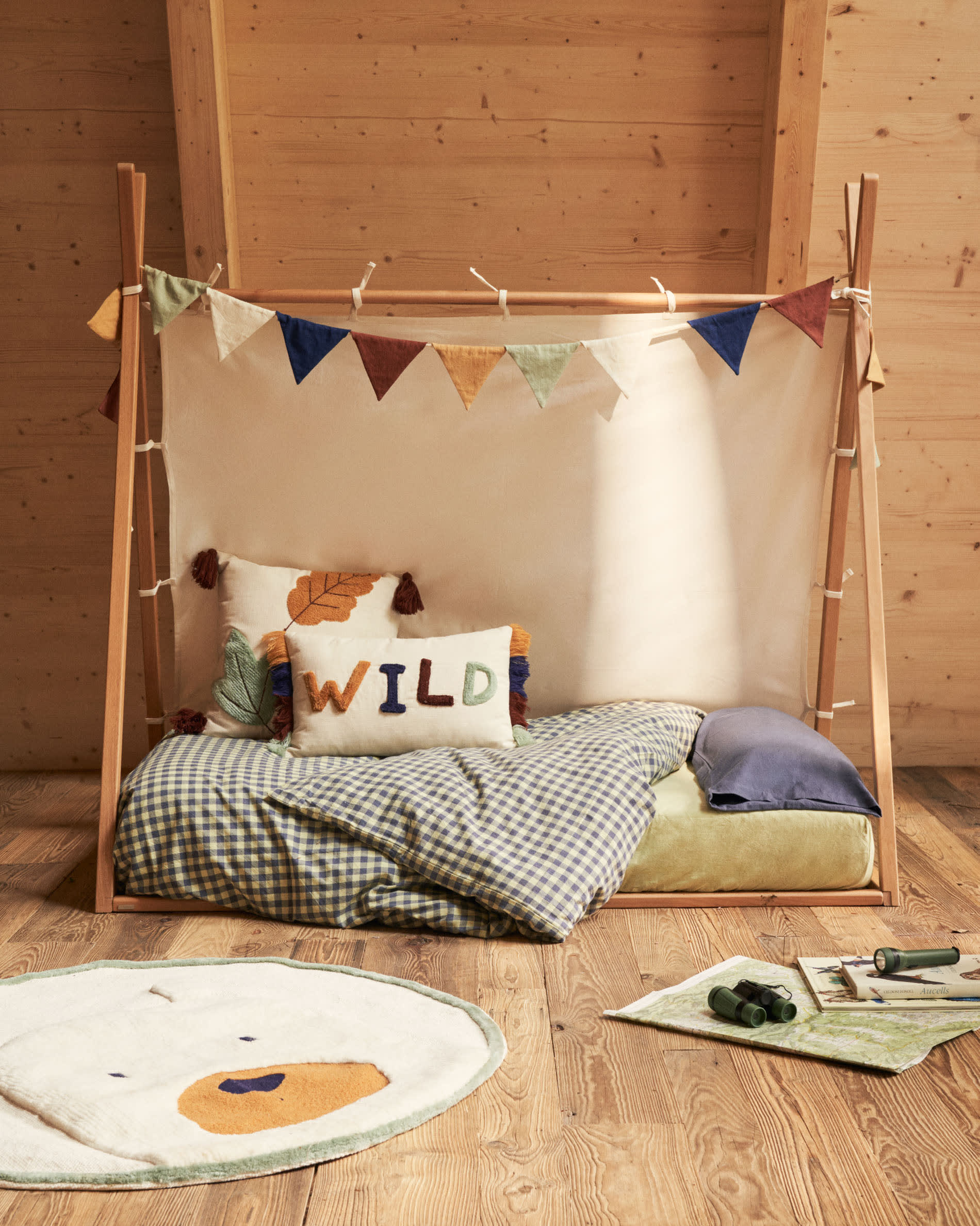 Einzigartiges Tipi-Bett aus massiver Buche, inspiriert von Indianer-Tipis, für kreative Kinderträume.