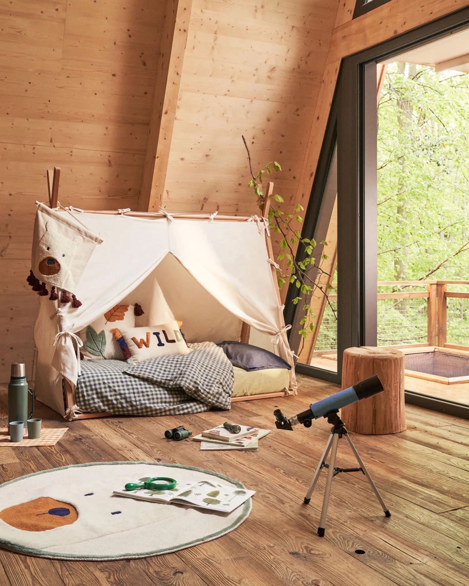 Einzigartiges Tipi-Bett aus massiver Buche, inspiriert von Indianer-Tipis, für kreative Kinderträume.