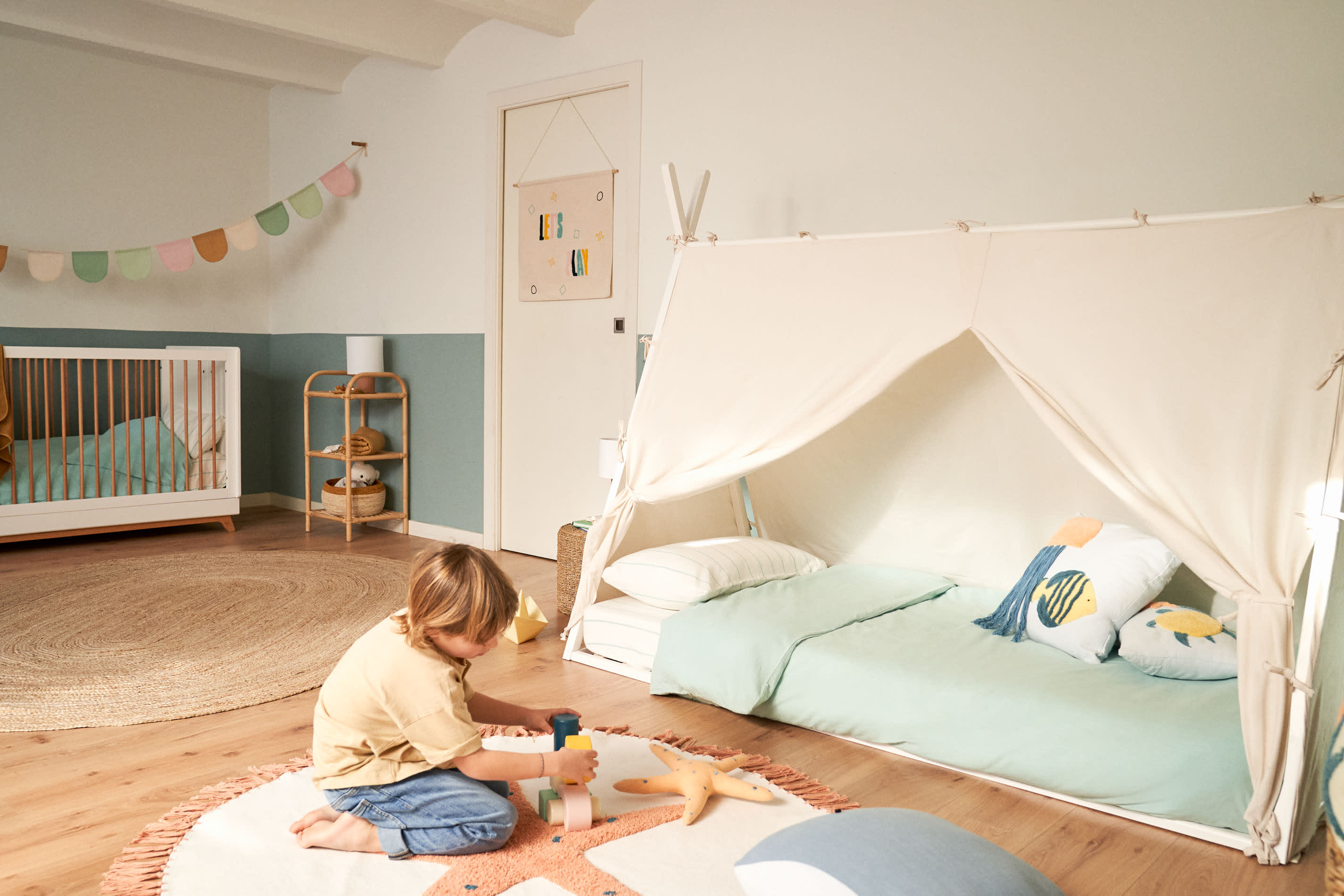 Einzigartiges Tipi-Bett aus massiver Buche, inspiriert von Abenteuern, mit weißem Finish für kreative Kinderträume.