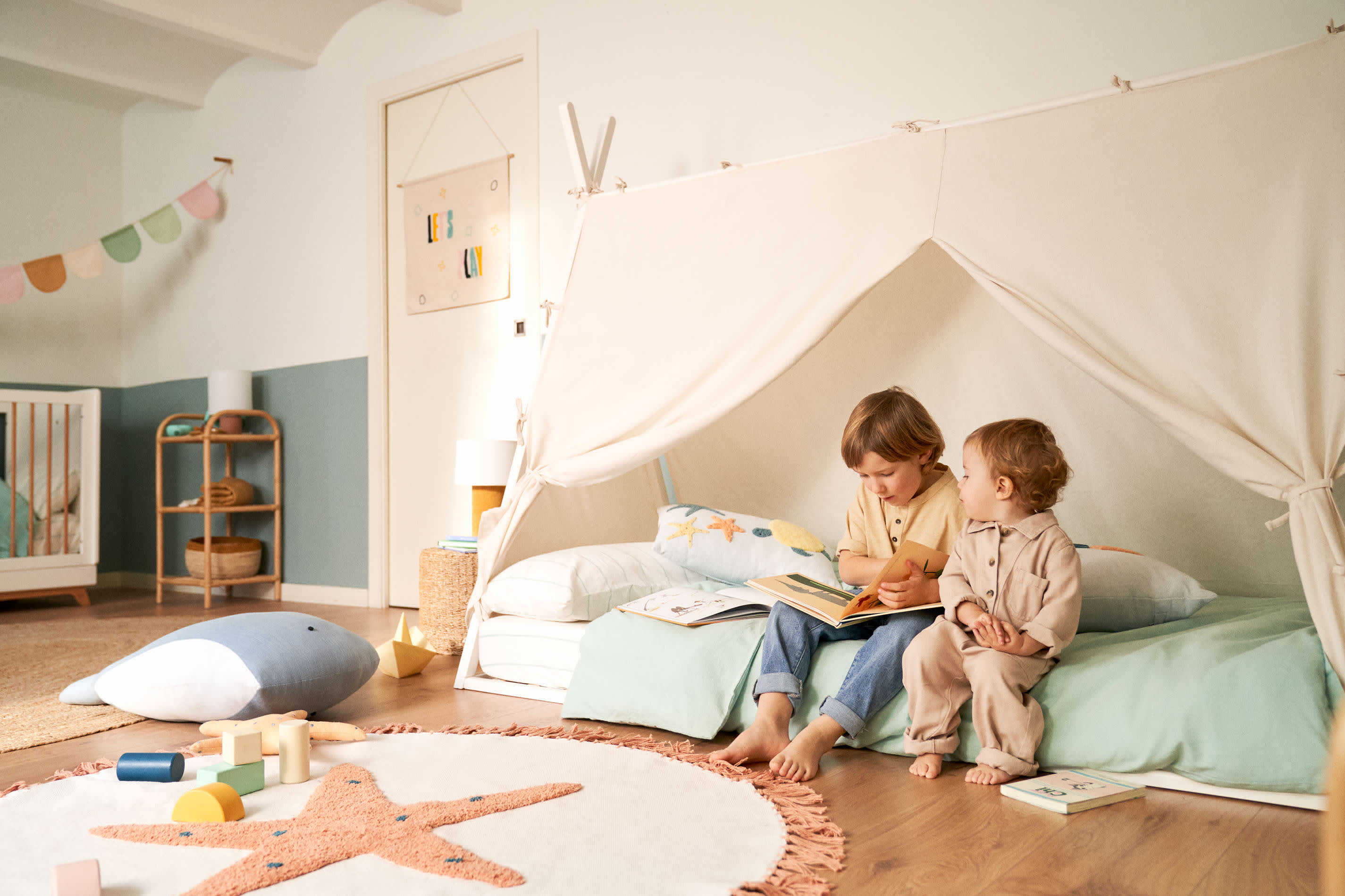 Einzigartiges Tipi-Bett aus massiver Buche, inspiriert von Abenteuern, mit weißem Finish für kreative Kinderträume.