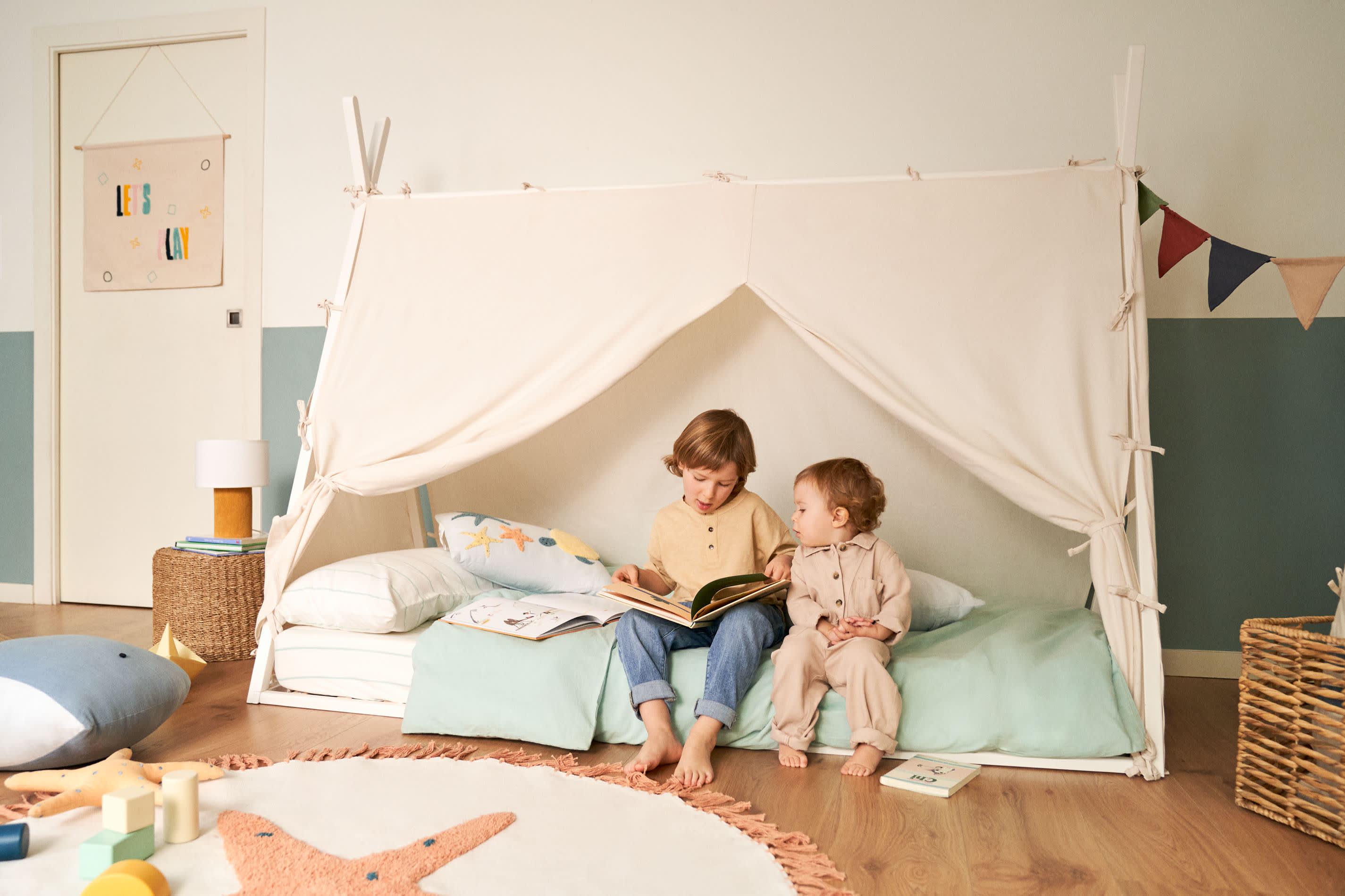 Tipi-Bett aus massiver Buche mit weißem Finish, passend für 90x190 cm Matratzen, ideal für Kinderzimmer, von Kave Home.