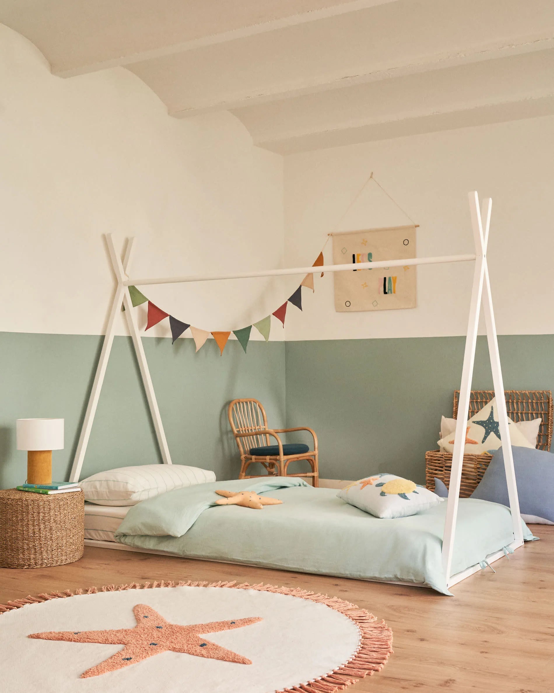 Maralis Tipi-Bett aus massiver Buche, weiß lackiert, für 90x190 cm Matratzen, ideal für ein modernes Kinderzimmer.