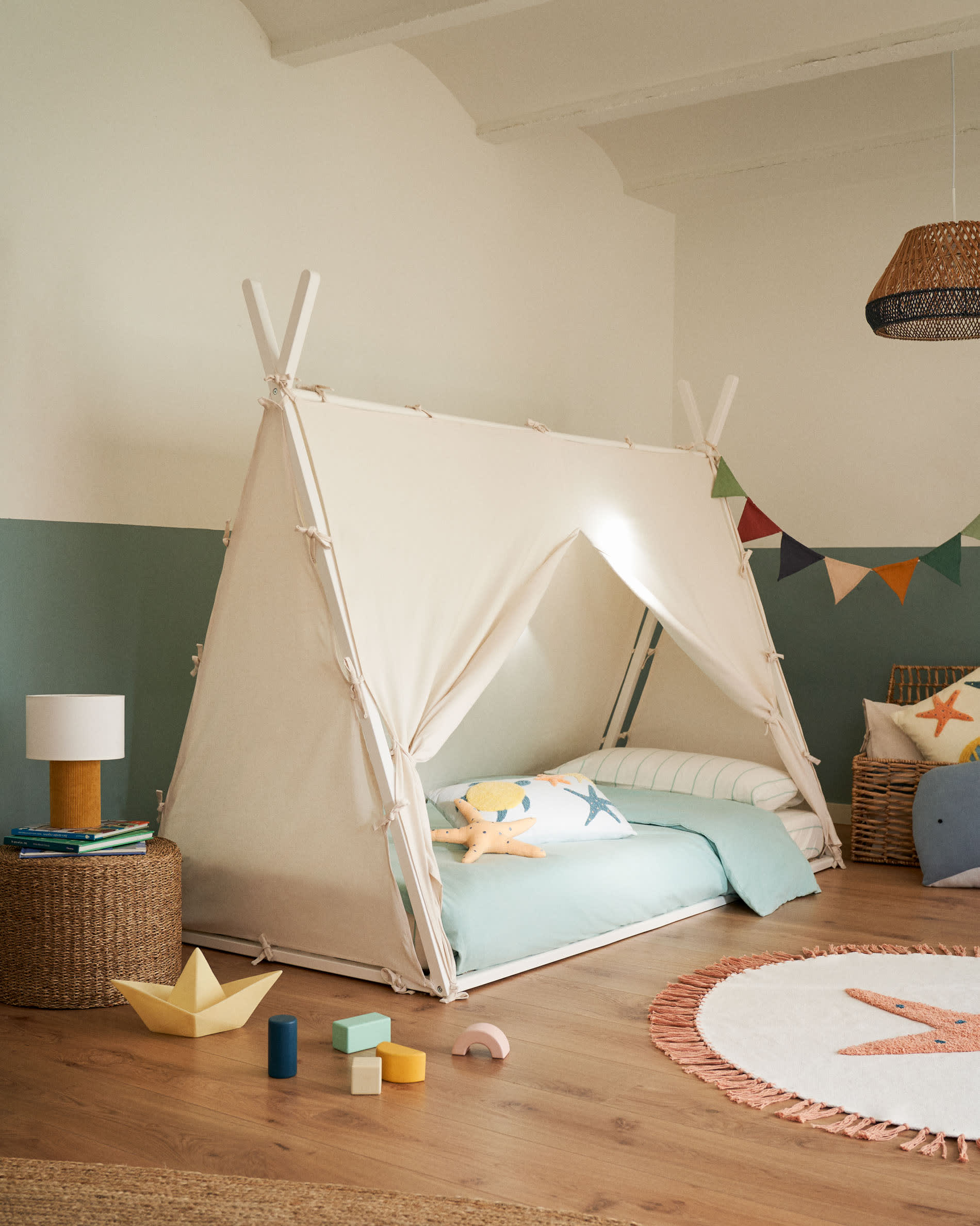 Einzigartiges Tipi-Bett aus massiver Buche, inspiriert von Abenteuern, mit weißem Finish für kreative Kinderträume.