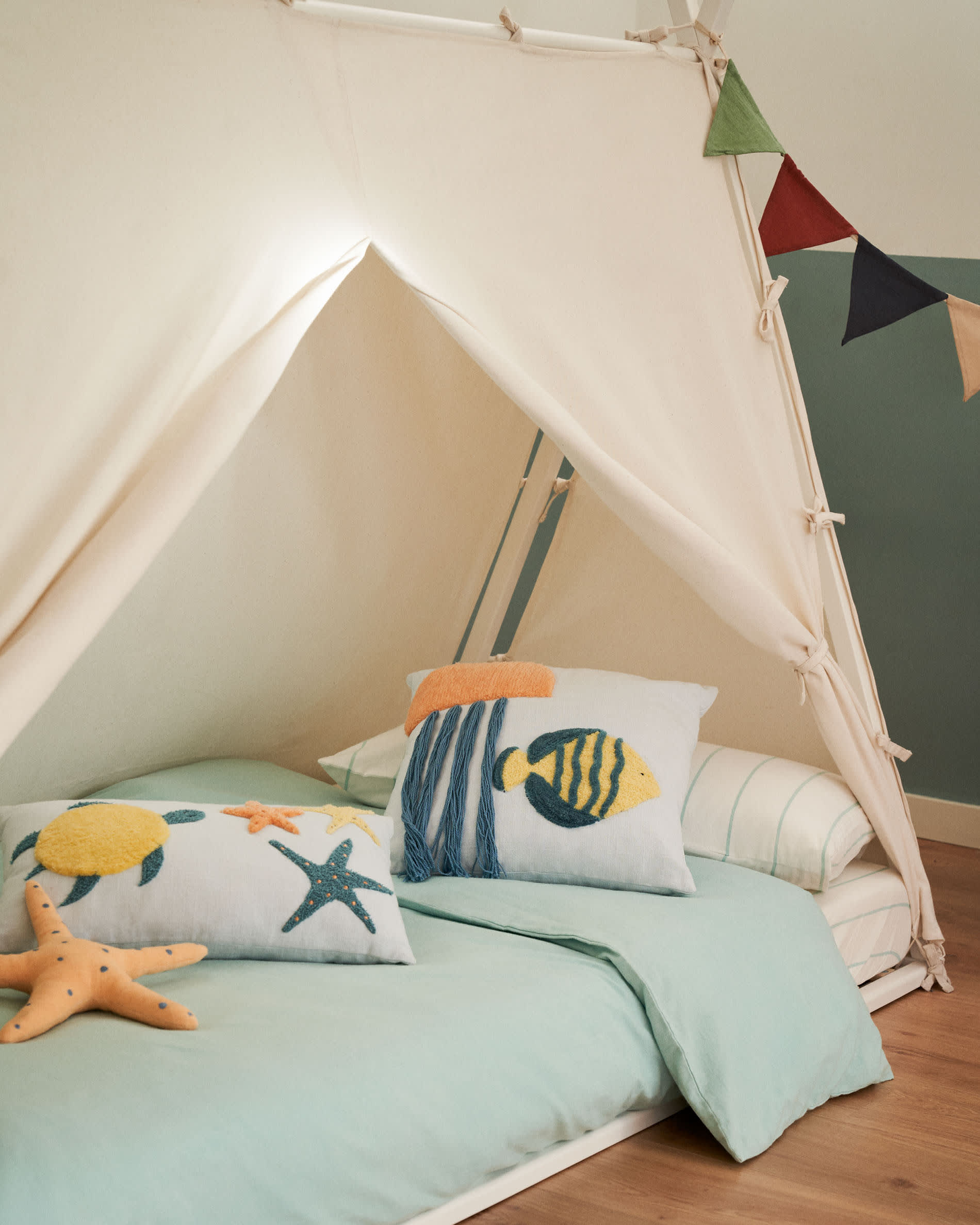 Einzigartiges Tipi-Bett aus massiver Buche, inspiriert von Abenteuern, mit weißem Finish für kreative Kinderträume.