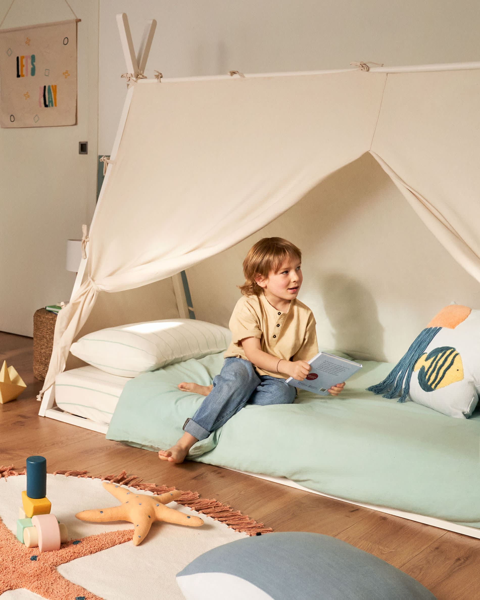 Einzigartiges Tipi-Bett aus massiver Buche, inspiriert von Abenteuern, mit weißem Finish für kreative Kinderträume.