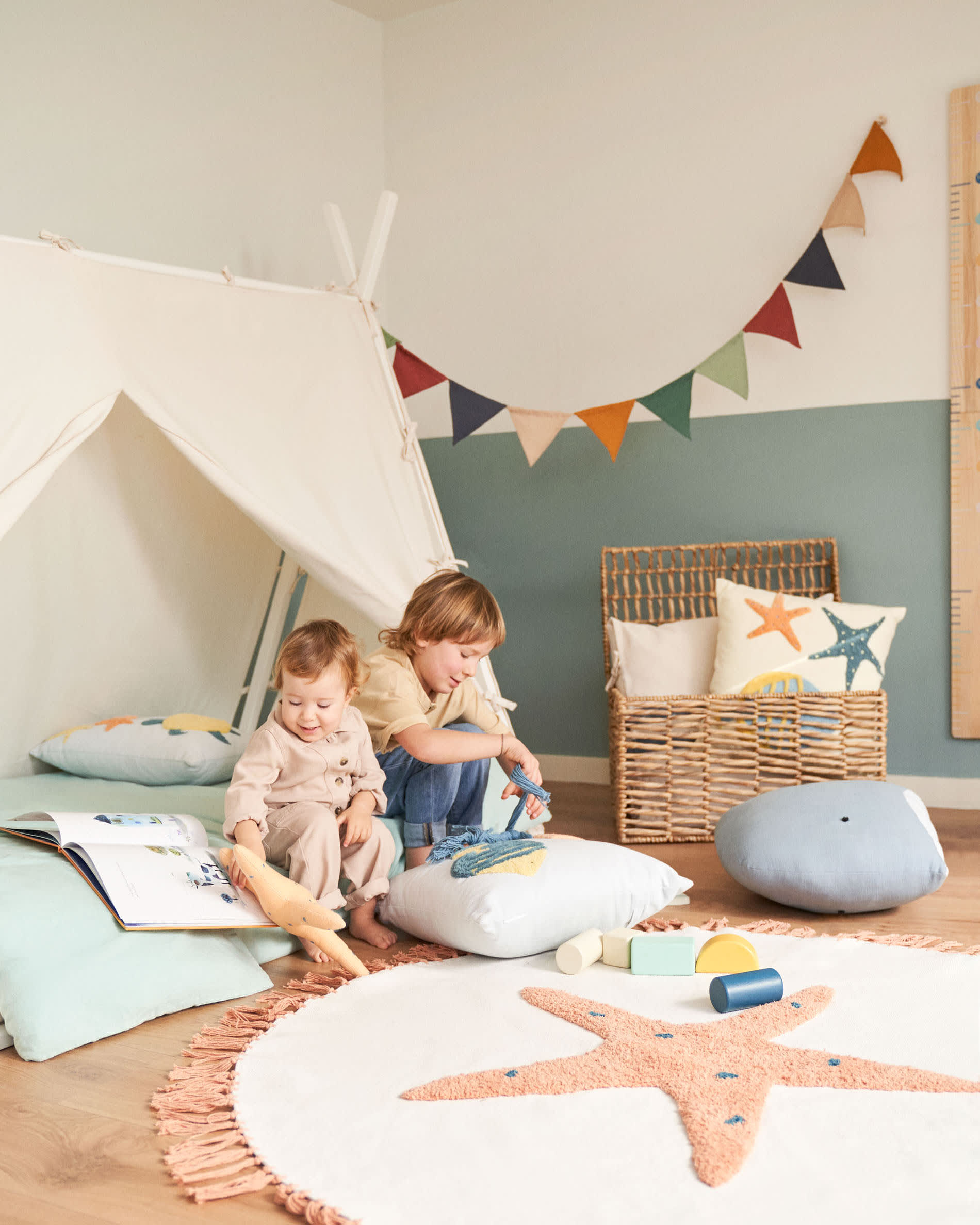 Tipi-Bett Maralis aus massiver Buche mit weißem Finish, ideal für 90x190 cm Matratzen, perfekt für ein gemütliches Kinderzimmer.