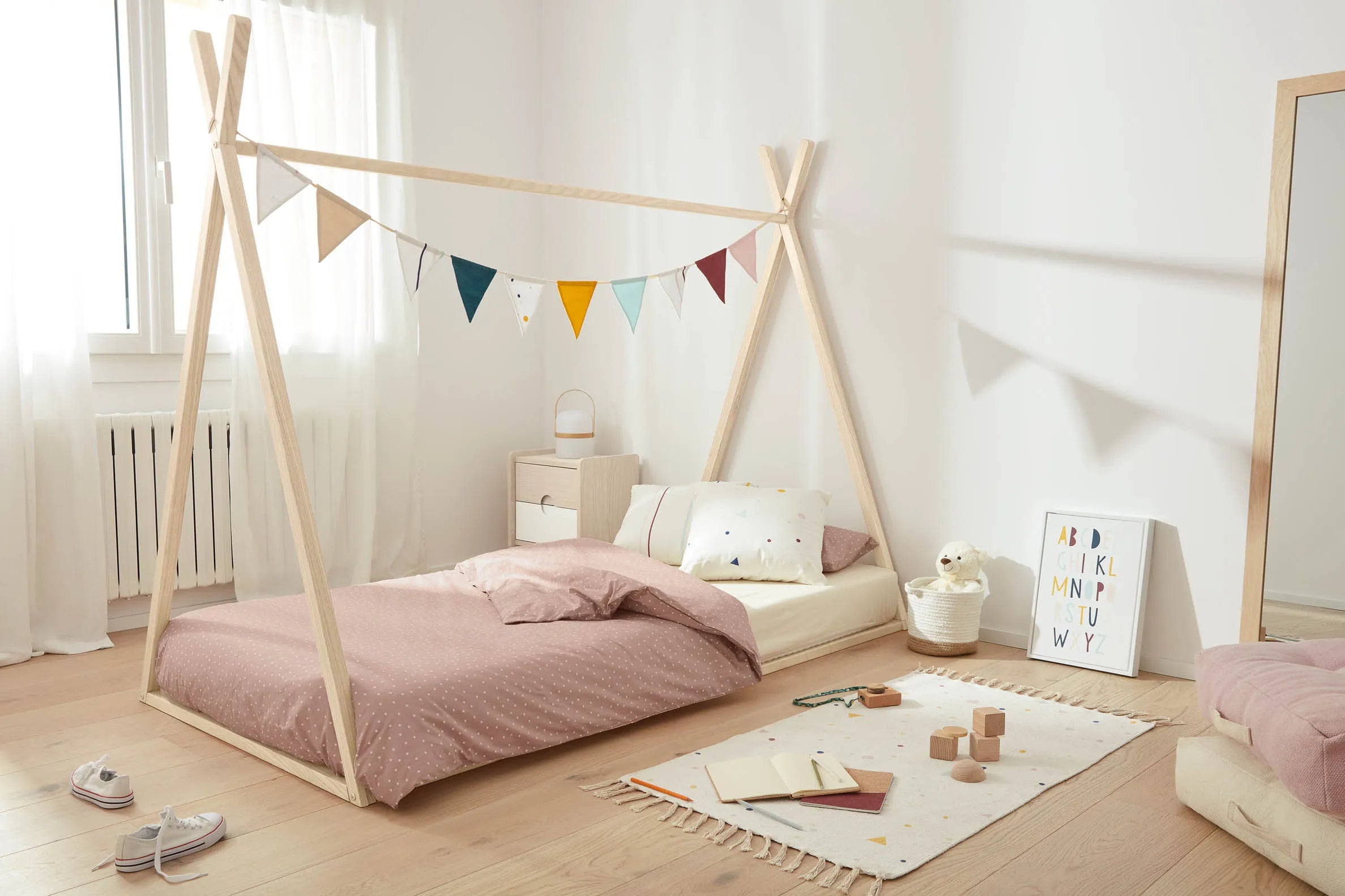 Einzigartiges Tipi-Bett aus massiver Buche, inspiriert von Indianer-Tipis, fördert Kreativität und Autonomie im Kinderzimmer.