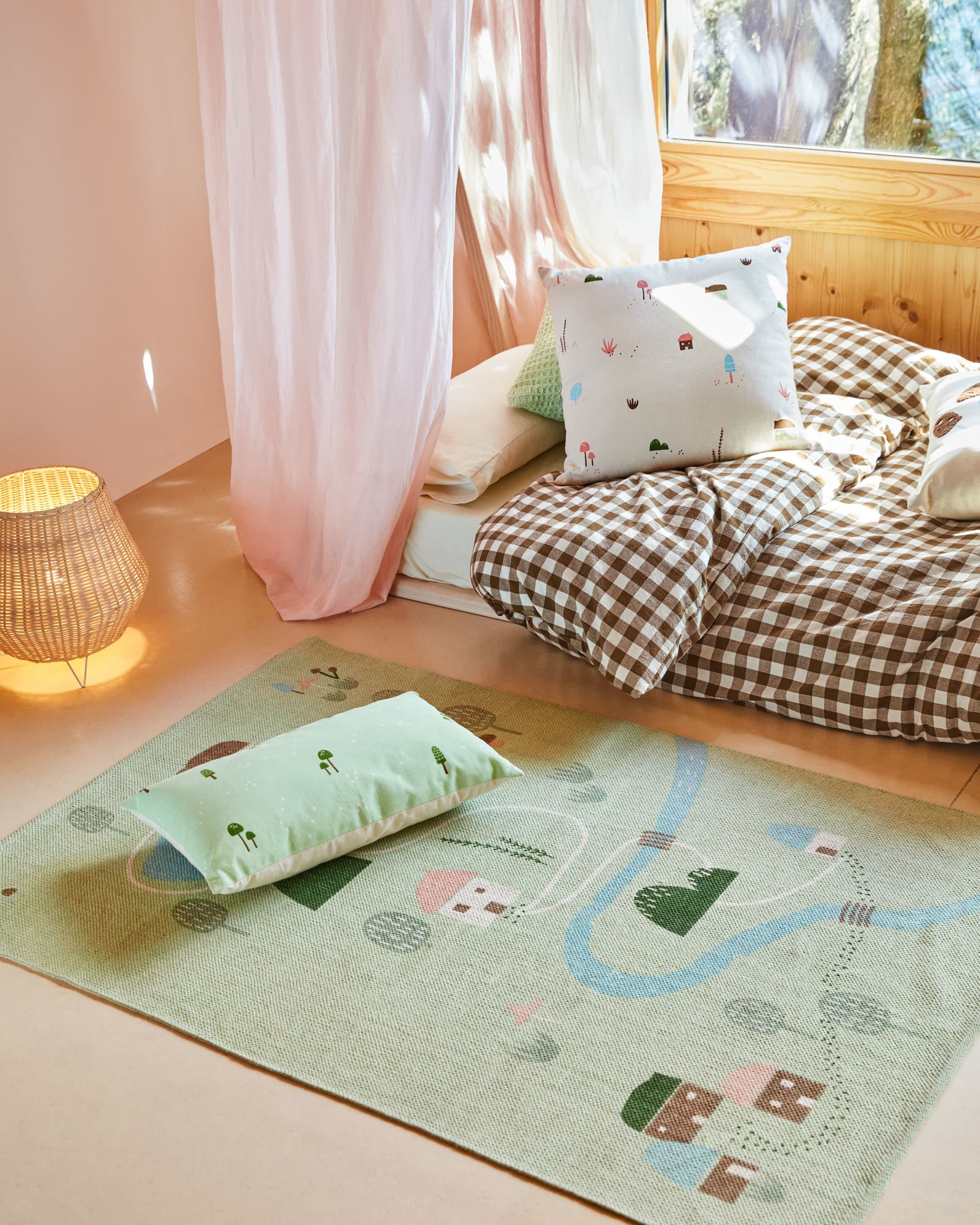Entdecken Sie das Maralis Tipi-Bett aus massivem Buchenholz mit natürlichem Finish. Perfekt für kreative Kinderträume und sicheren Schlaf.