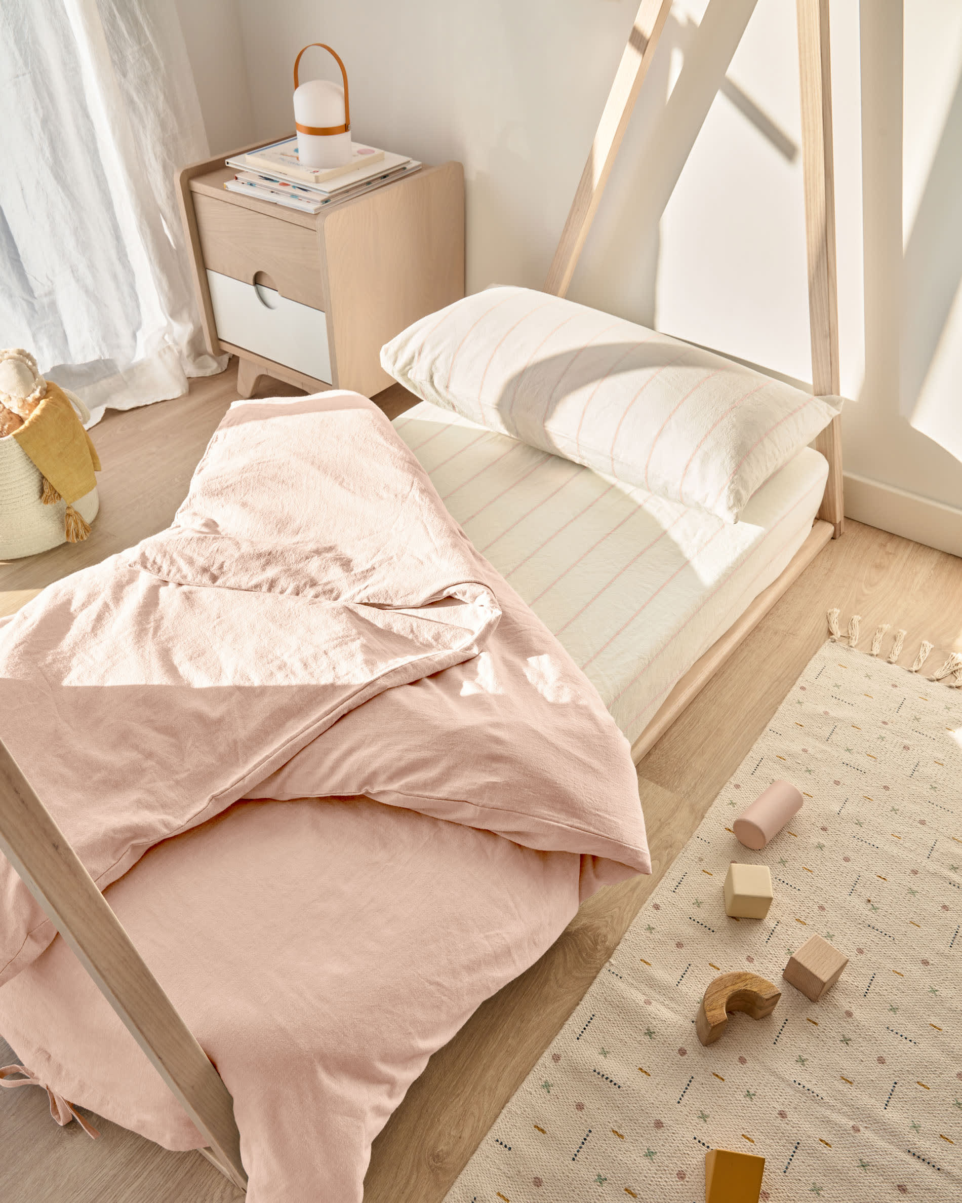 Entdecken Sie das Maralis Tipi-Bett aus massiver Buche – ein kreativer Rückzugsort für Kinder, der Sicherheit und Stil vereint.