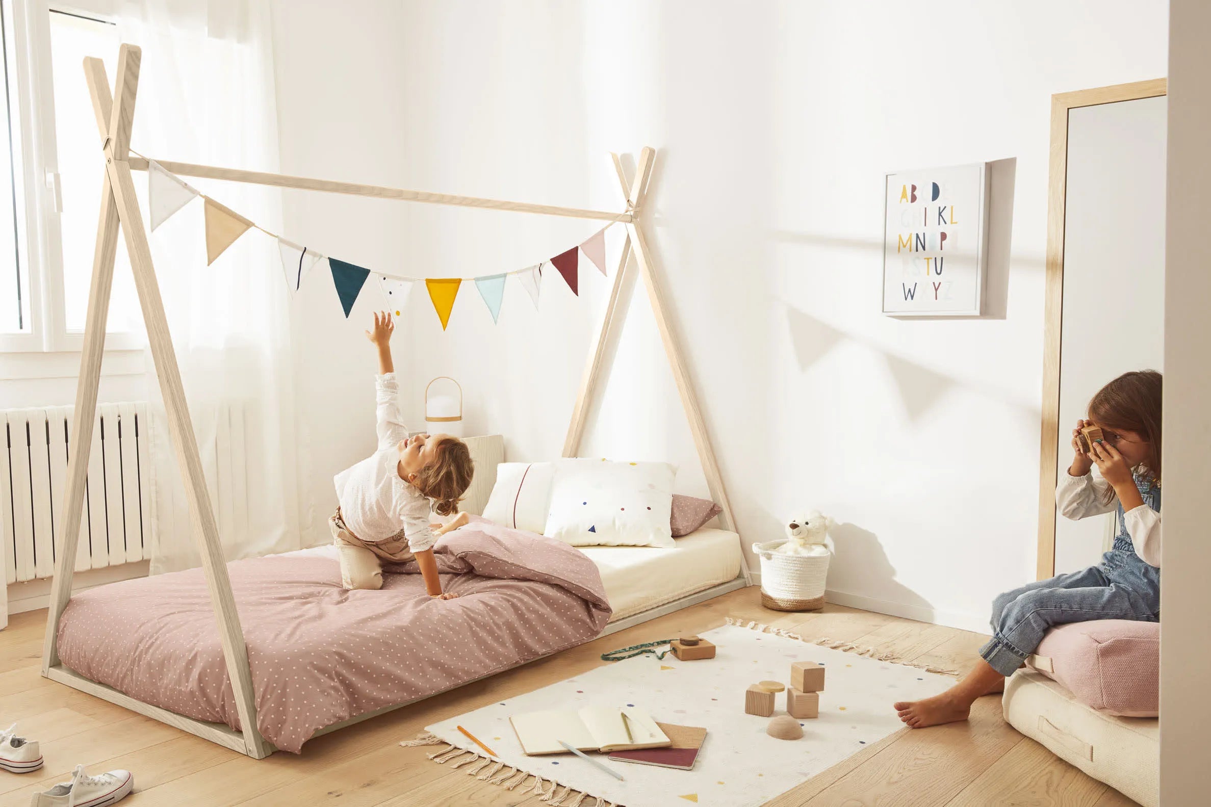 Einzigartiges Tipi-Bett aus massiver Buche, inspiriert von Indianer-Tipis, fördert Kreativität und Autonomie im Kinderzimmer.