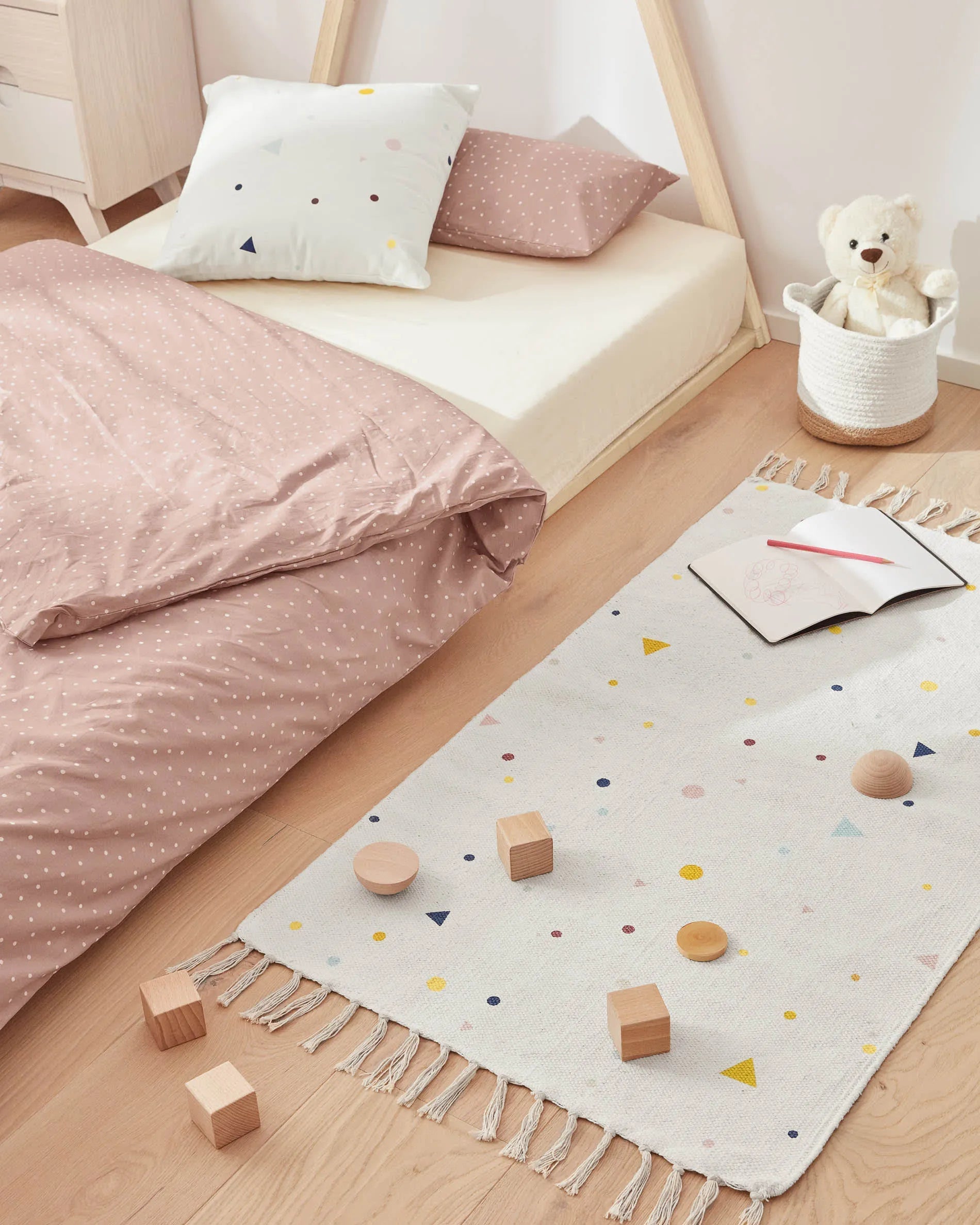 Maralis Tipi-Bett aus massiver Buche mit natürlichem Finish, passend für 90x190 cm Matratzen, perfekt für moderne Kinderzimmer.