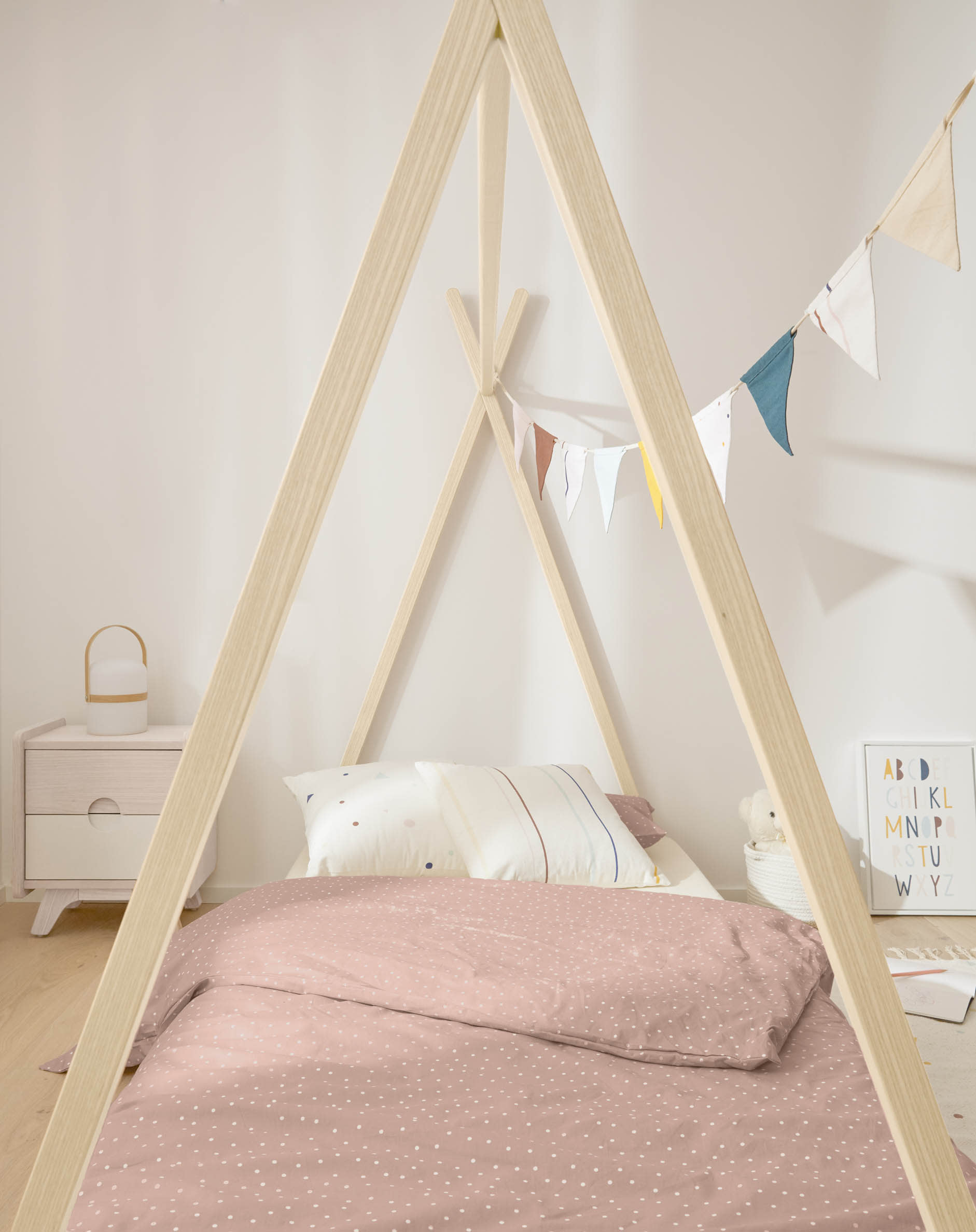 Einzigartiges Tipi-Bett aus massiver Buche, inspiriert von Indianer-Tipis, fördert Kreativität und Autonomie im Kinderzimmer.