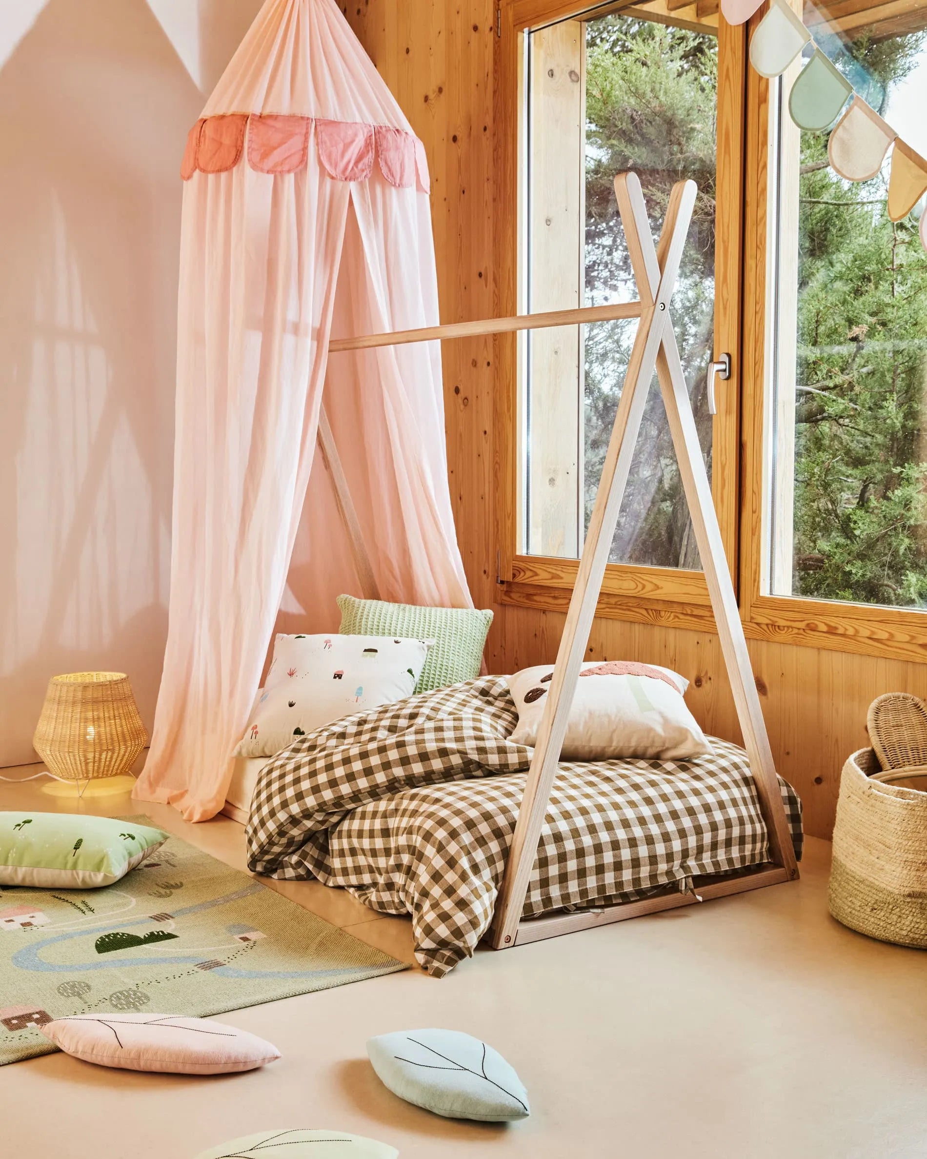 Einzigartiges Tipi-Bett aus massiver Buche, inspiriert von Indianer-Tipis, fördert Kreativität und Autonomie im Kinderzimmer.