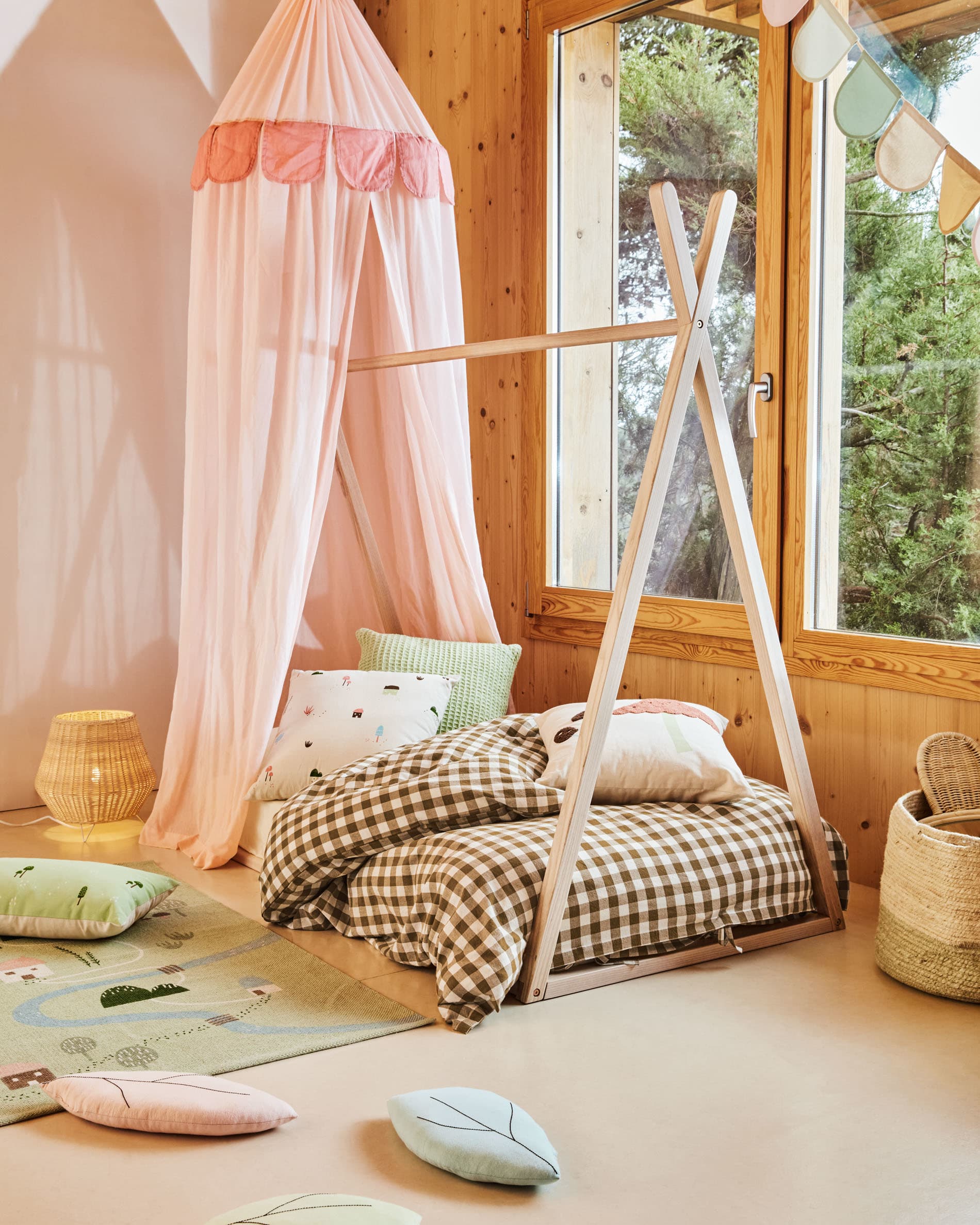 Maralis Tipi-Bett aus massiver Buche, naturbelassen, passend für 90x190 cm Matratzen. Perfekt für ein modernes Kinderzimmer.