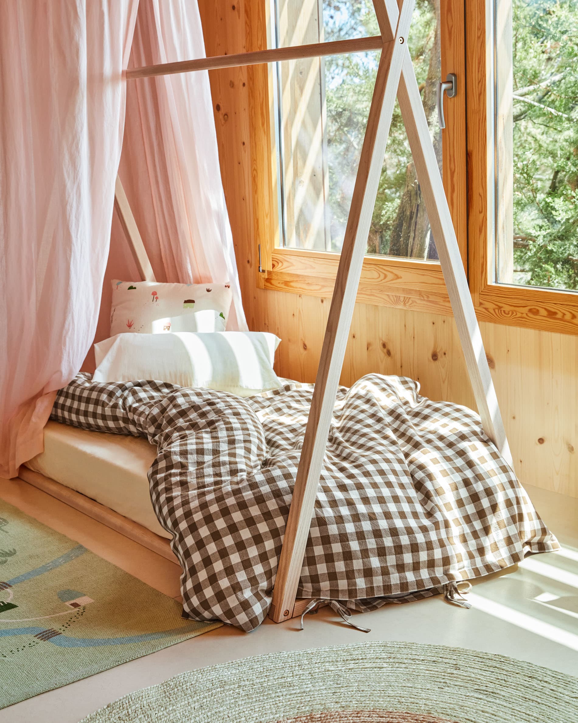 Einzigartiges Tipi-Bett aus massiver Buche, inspiriert von Indianer-Tipis, fördert Kreativität und Autonomie im Kinderzimmer.