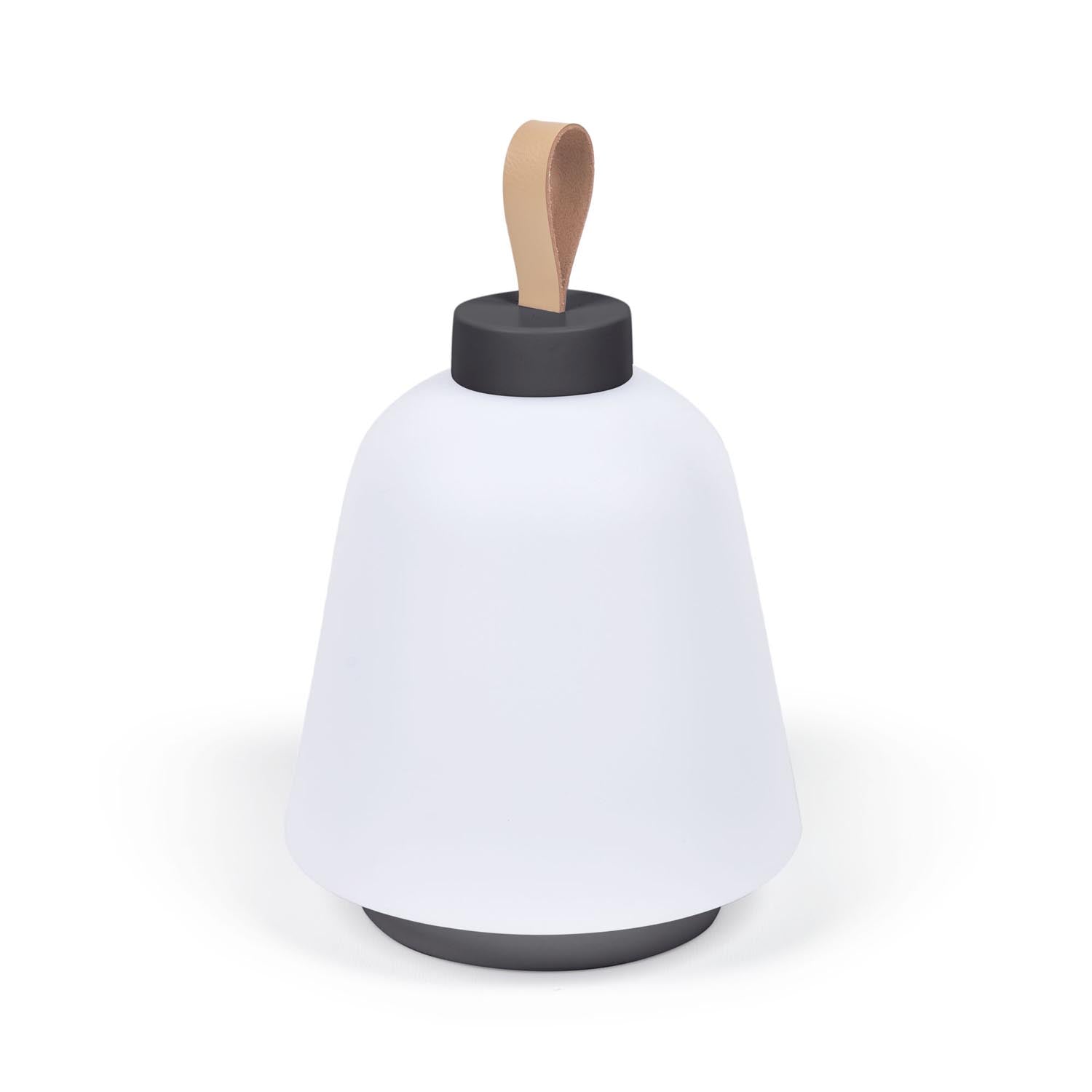 Die Tischlampe Udiya von Kave Home vereint modernes Design mit Flexibilität. Aus Polyethylen und Metall, ideal für drinnen und draussen.