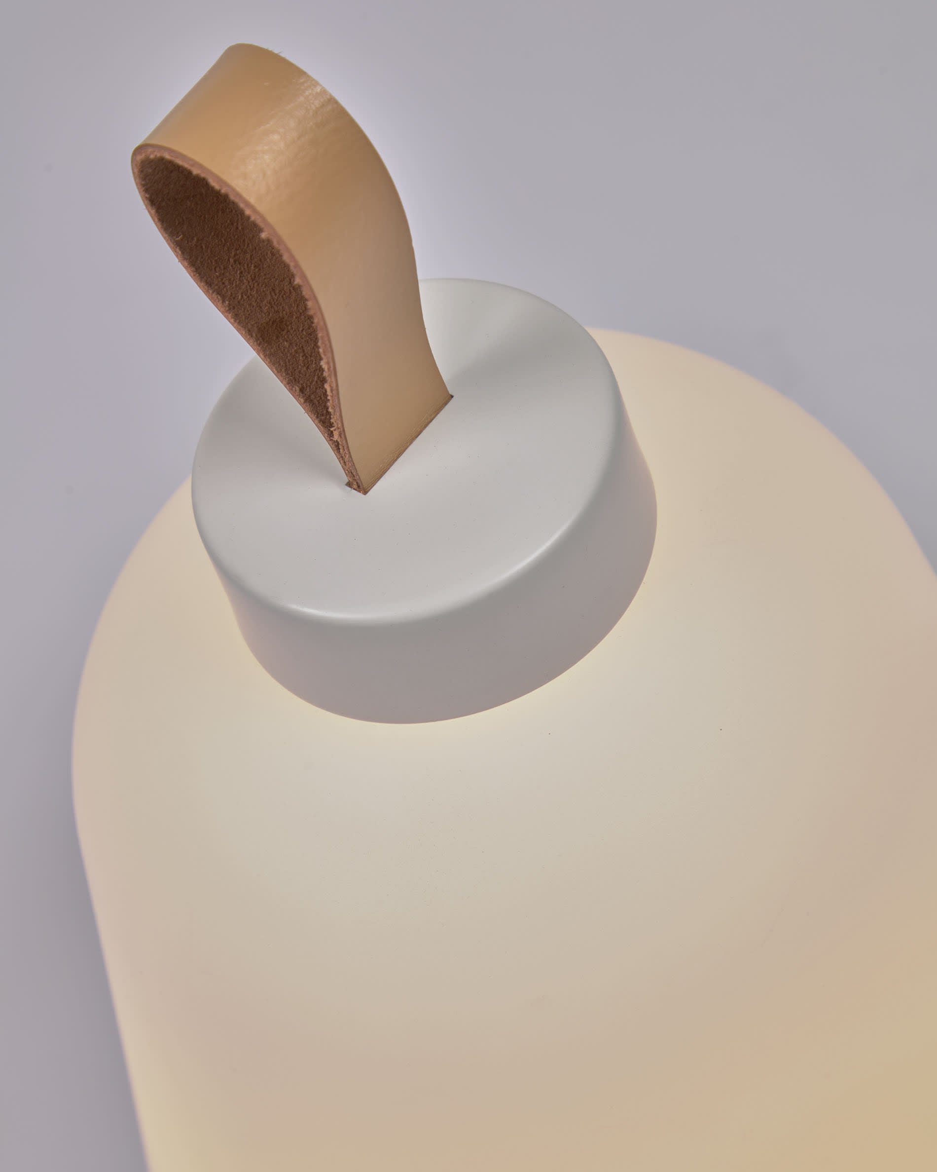 Moderne Udiya Outdoor-Tischlampe aus robustem Polyethylen und Metall, perfekt für stilvolle Akzente in geschützten Außenbereichen.
