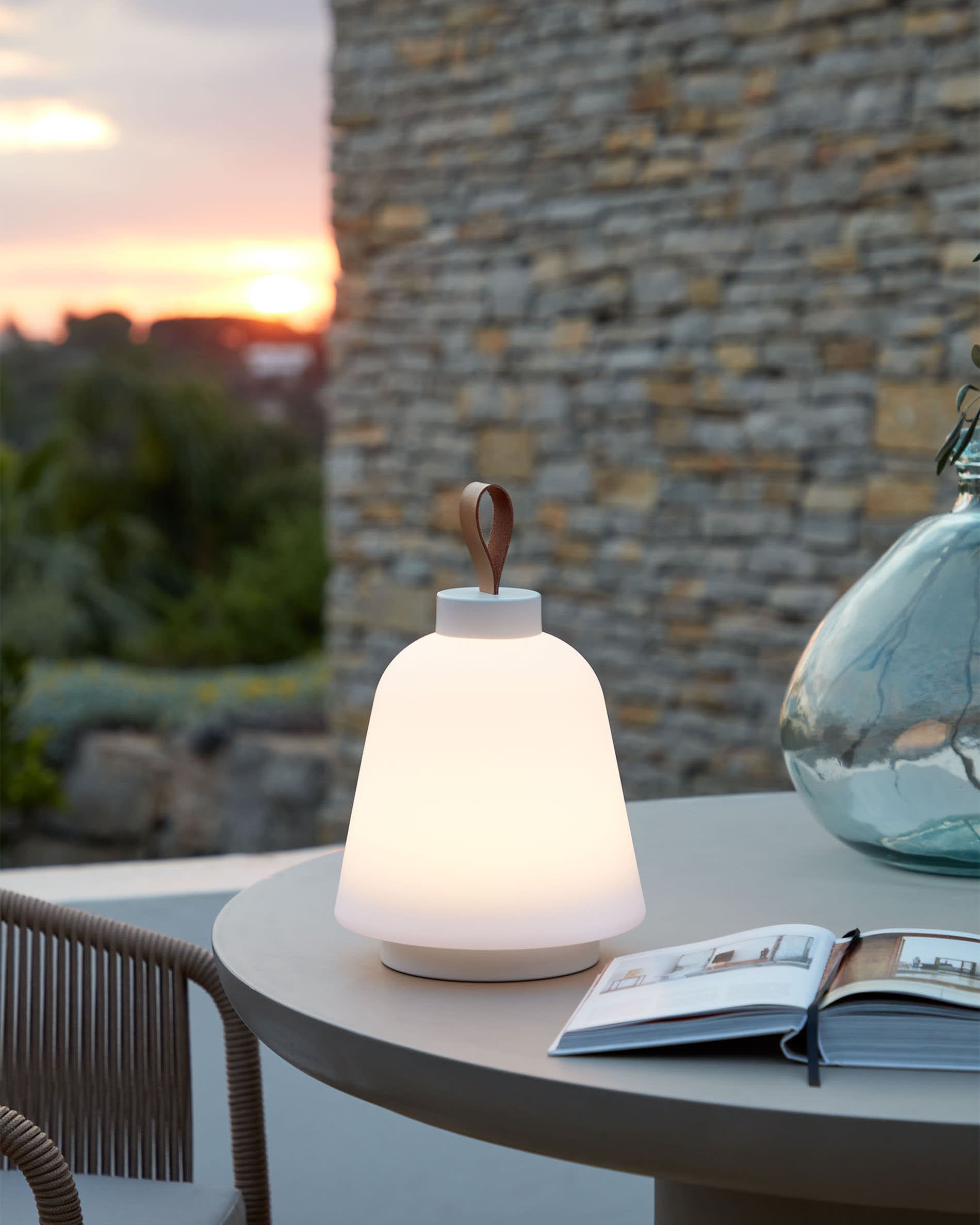 Elegante Udiya Tischlampe aus Polyethylen und Metall, weisses Finish, von Kave Home, perfekt für moderne Wohnräume.