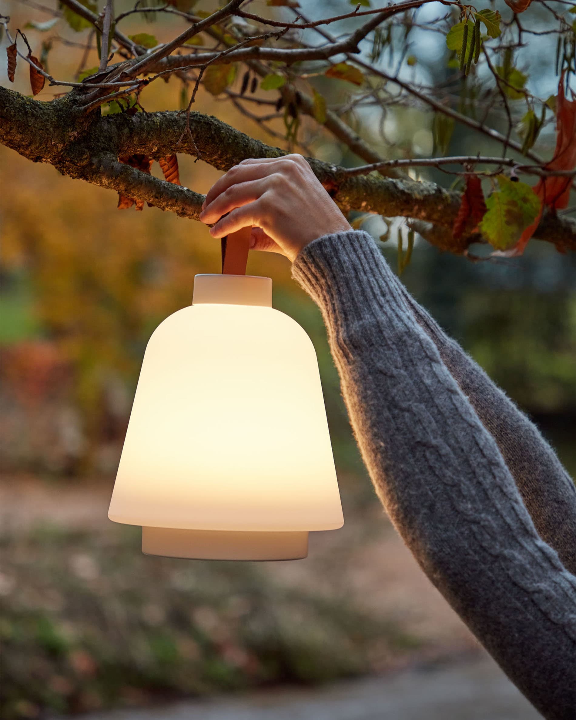 Elegante Udiya Tischlampe aus Polyethylen und Metall, weisses Finish, von Kave Home, perfekt für moderne Wohnräume.