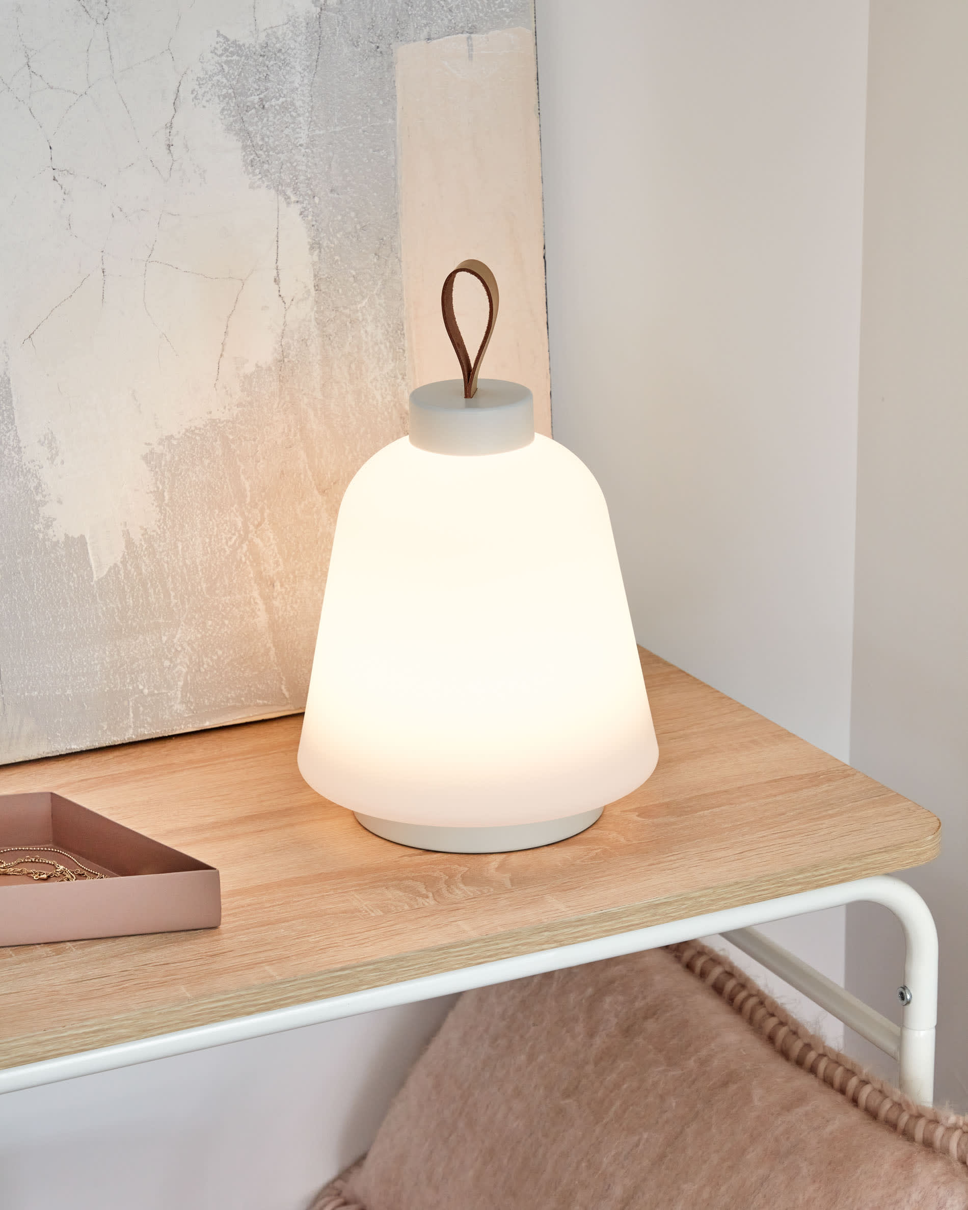 Stilvolle Udiya Tischlampe aus Polyethylen und Metall mit weissem Finish von Kave Home, ideal für zeitgemässe Inneneinrichtung.