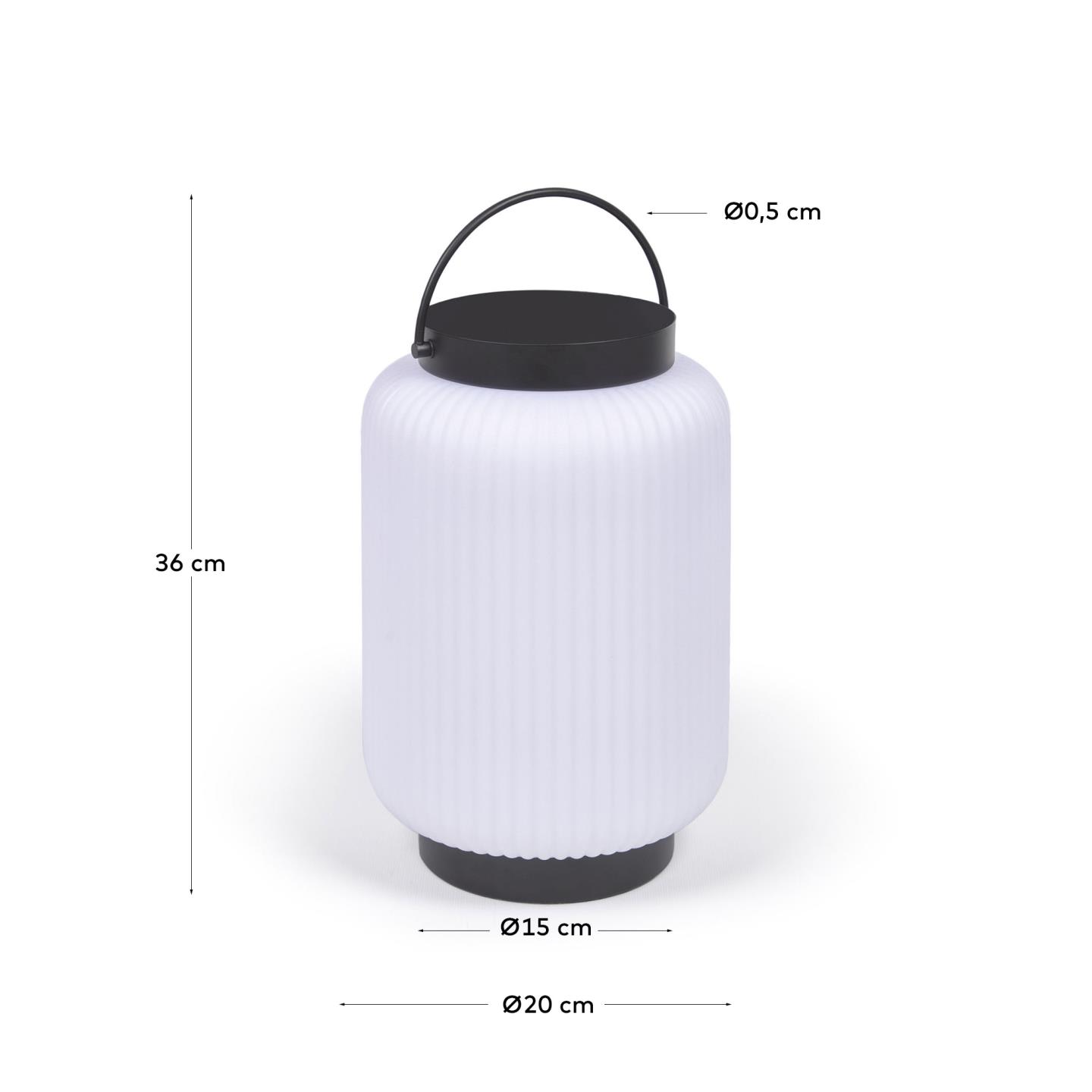 Die Verona Außen-Tischlampe von Kave Home kombiniert elegantes Design mit flexibler Nutzung. Perfekt für stimmungsvolle Beleuchtung drinnen und draußen.