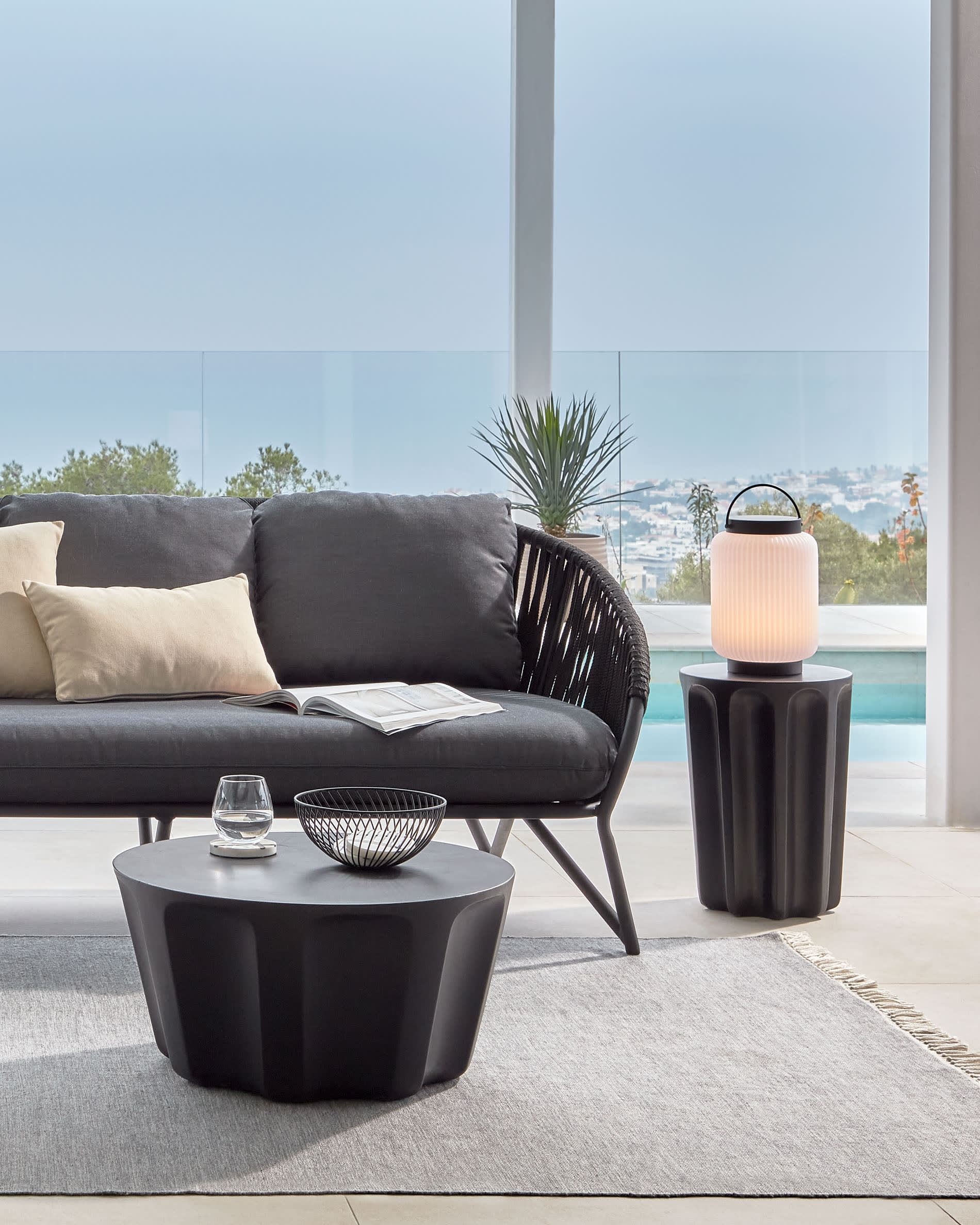 Die Verona Außen-Tischlampe von Kave Home bietet stilvolle Beleuchtung und Flexibilität, gefertigt aus langlebigem Polyethylen und Metall.