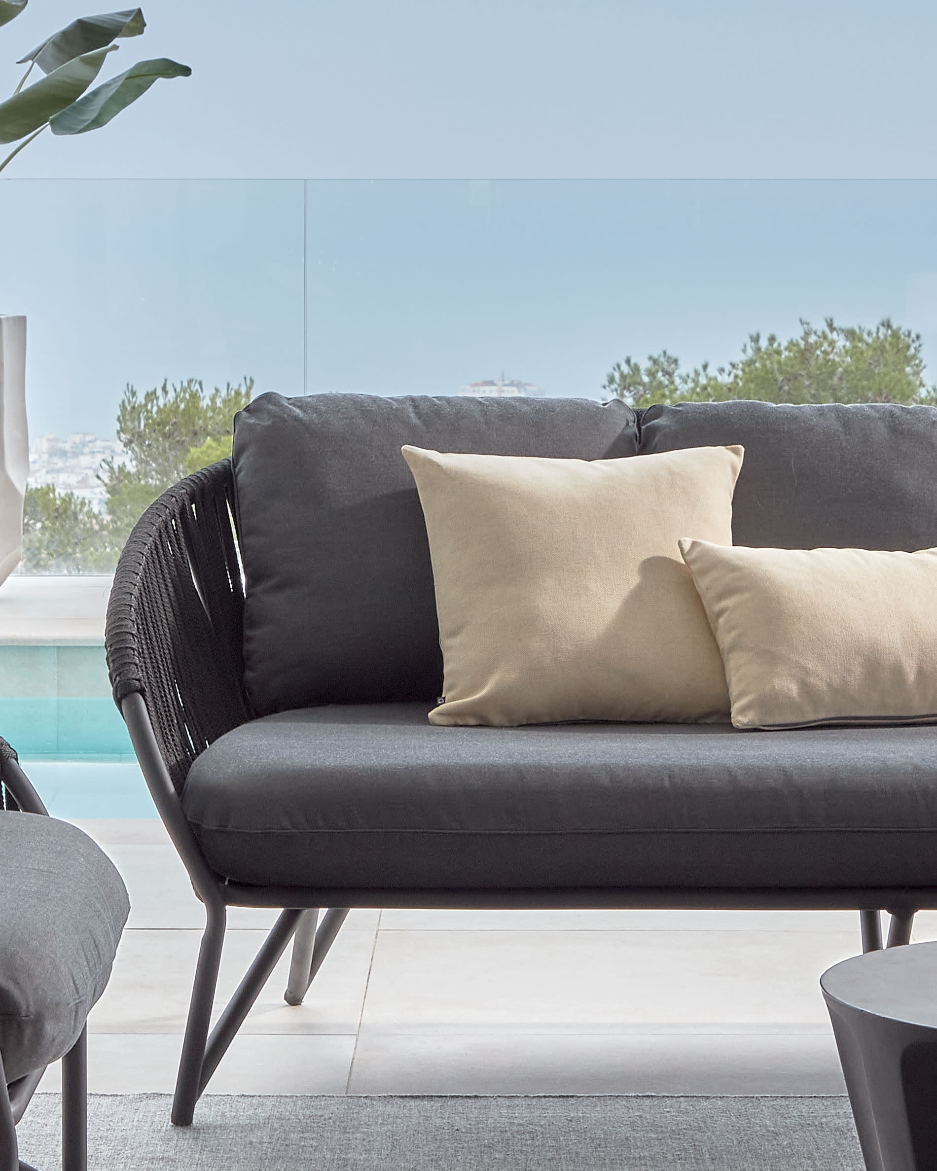 Die Verona Außen-Tischlampe von Kave Home vereint modernes Design mit praktischer Mobilität. Ideal für drinnen und draußen, aus robustem Polyethylen und Metall.