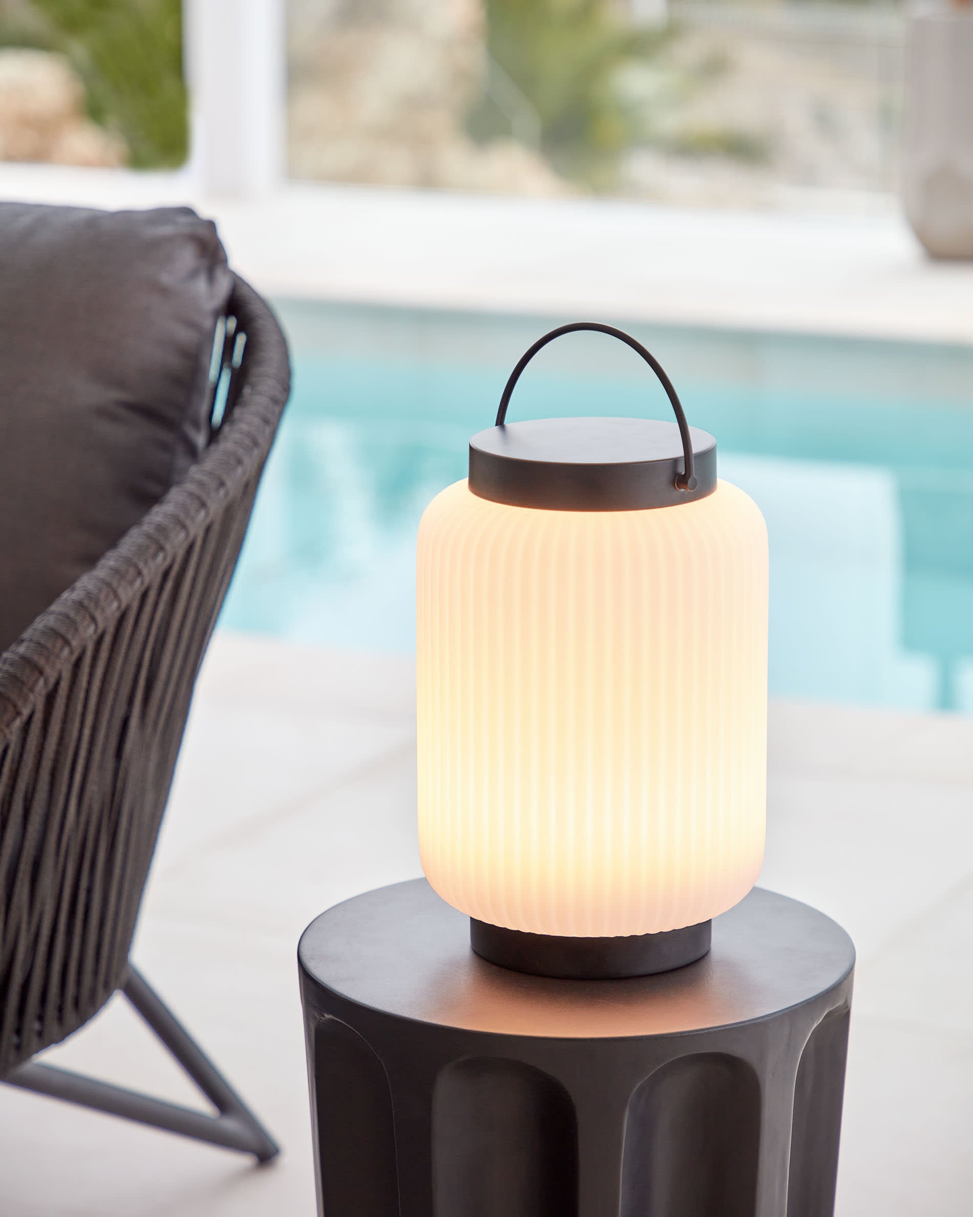 Die Verona Außen-Tischlampe von Kave Home vereint modernes Design mit praktischer Mobilität. Ideal für drinnen und draußen, robust und stilvoll.