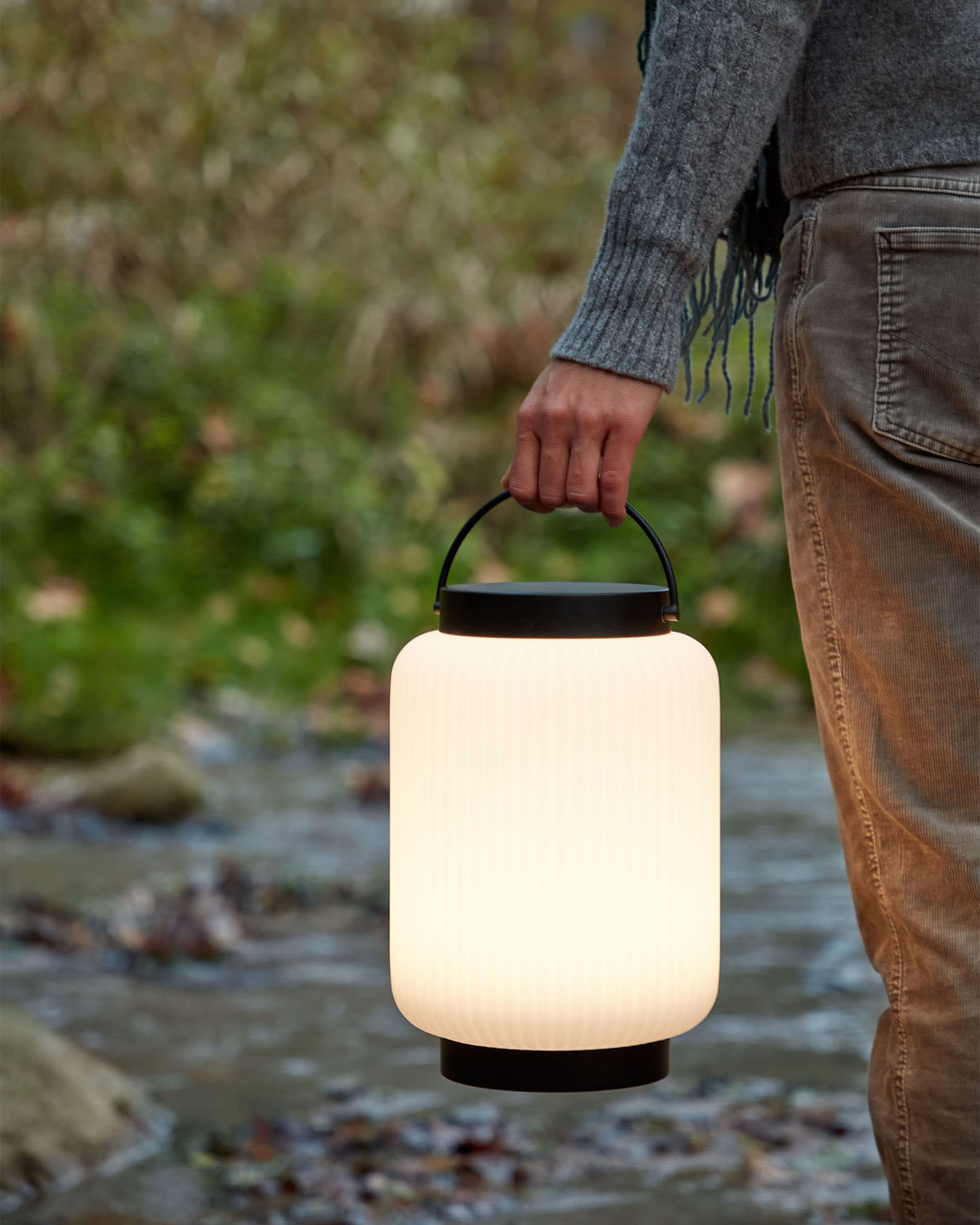 Die Verona Tischlampe aus Polyethylen und schwarzem Metall bietet modernes Design und stimmungsvolle Beleuchtung für Ihr Zuhause.