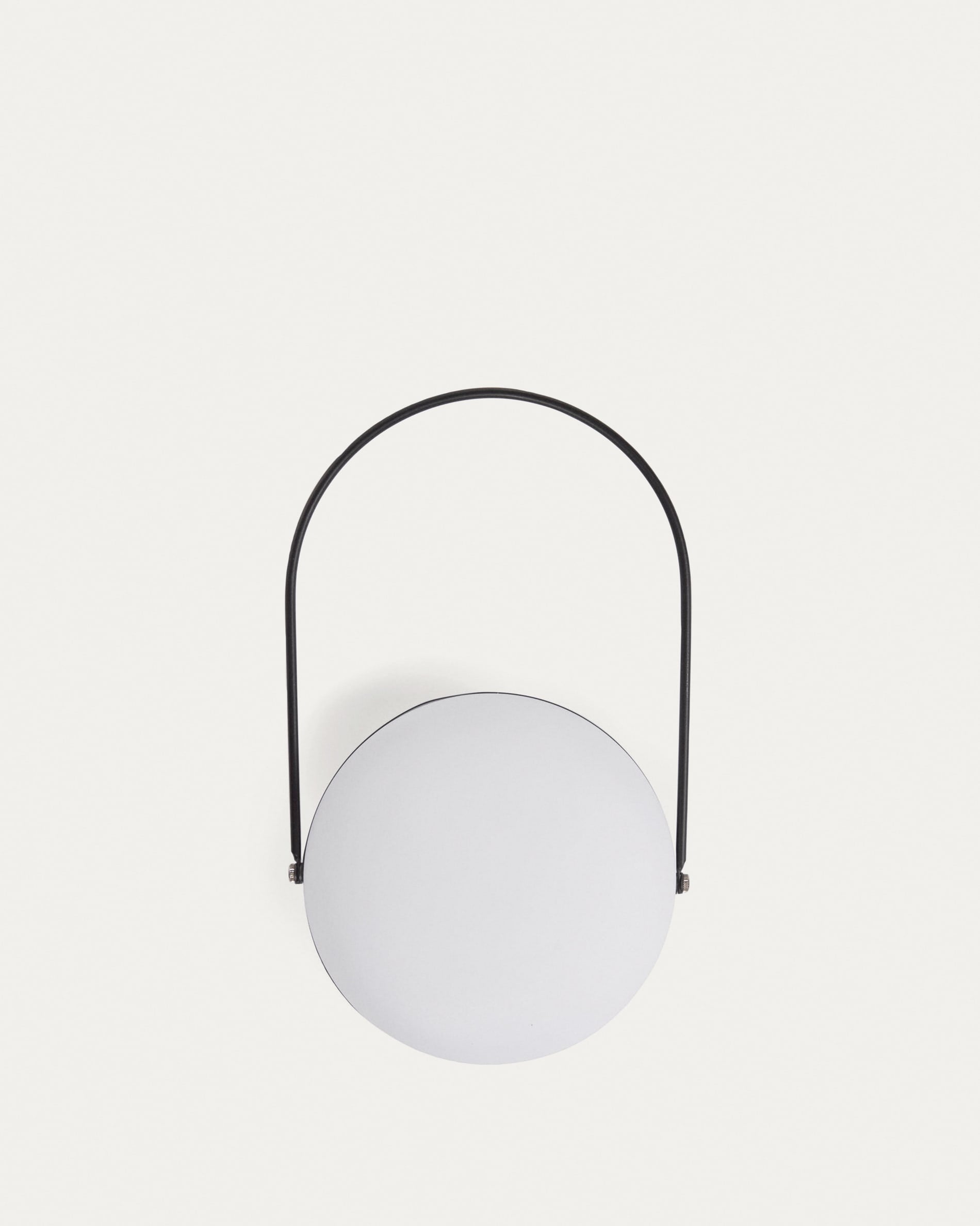 Die Tea Tischlampe von Kave Home: Elegantes, tragbares Design aus Polyethylen und Metall, kabellos für flexible Beleuchtung.