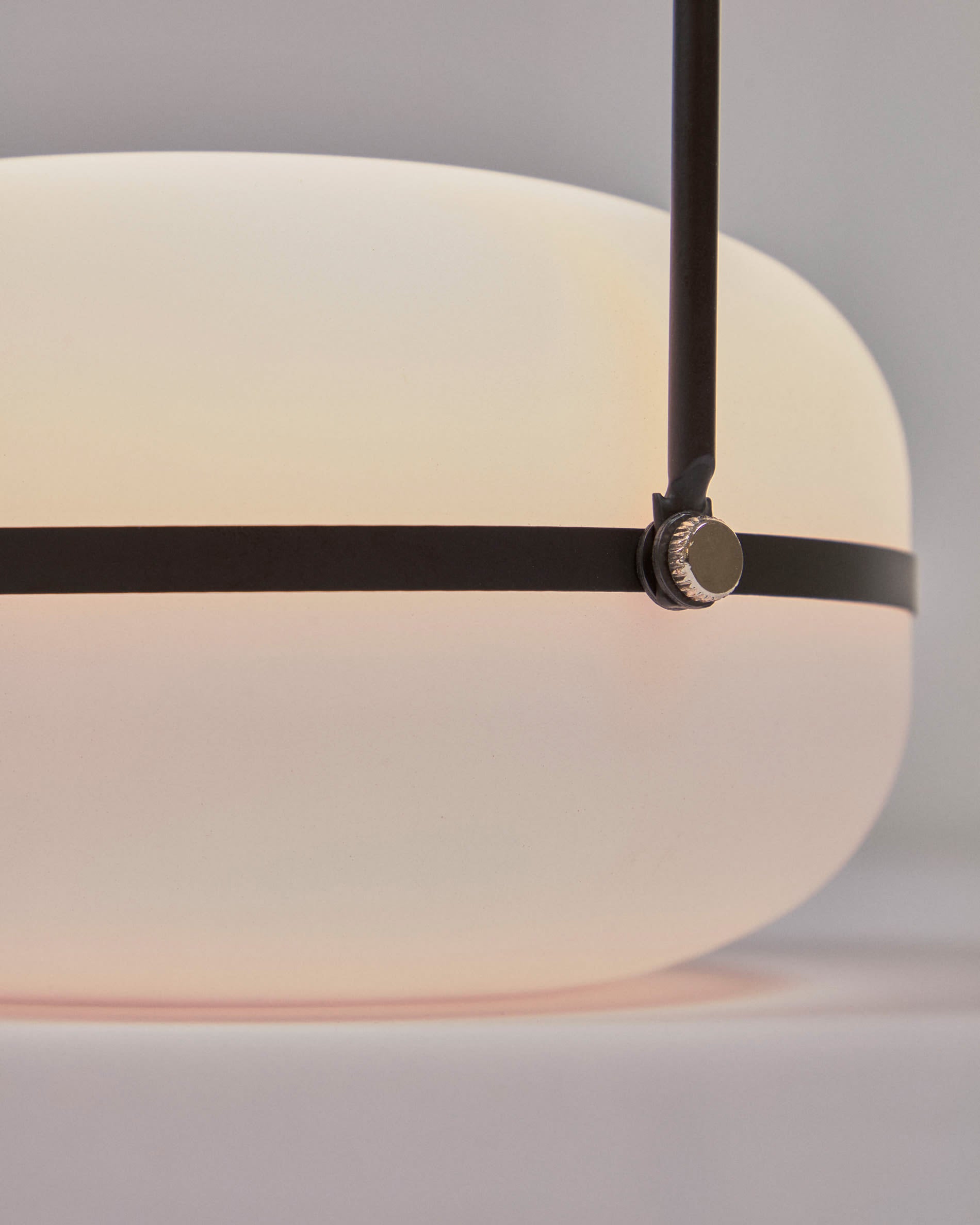 Die Tea Tischlampe von Kave Home: Elegantes, tragbares Design aus Polyethylen und Metall, kabellos für flexible Beleuchtung.