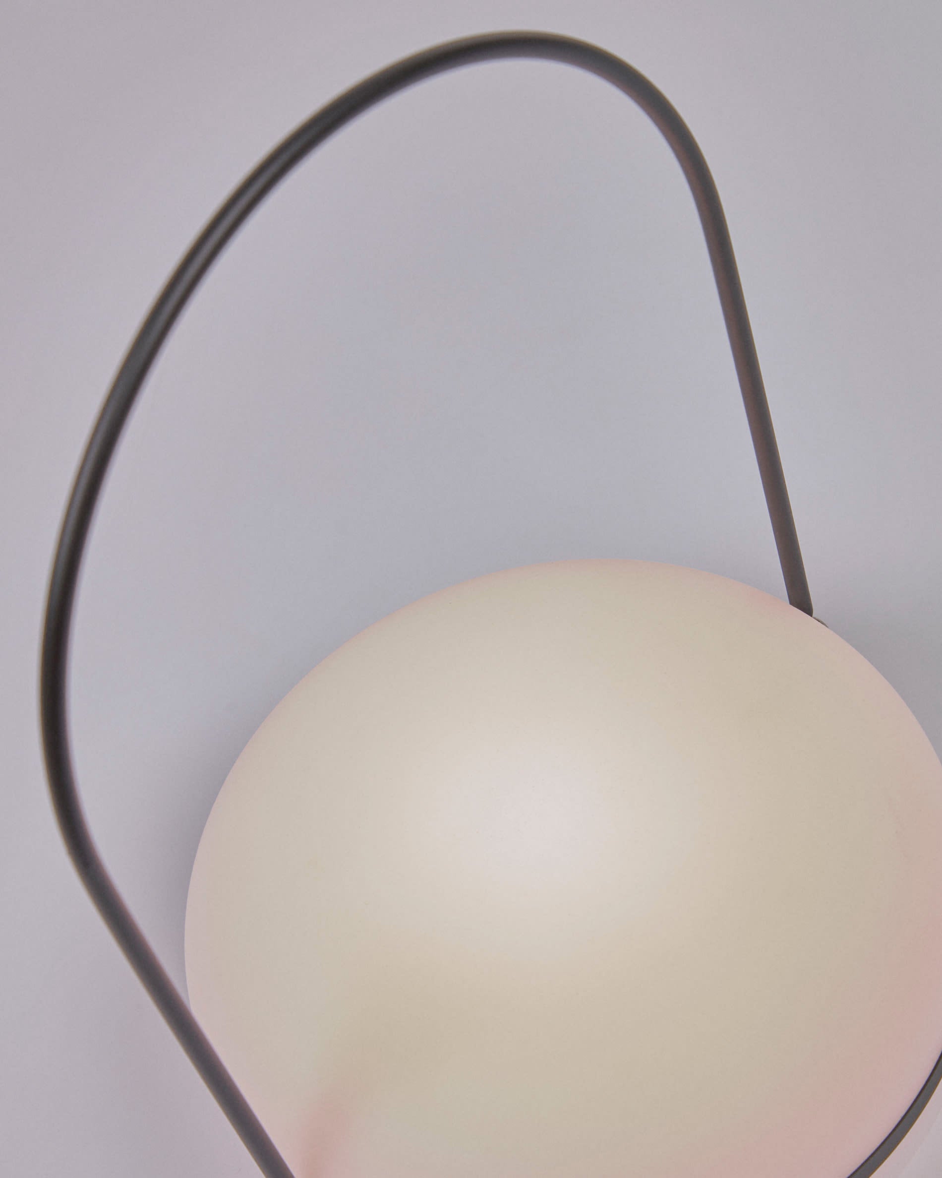 Die Tea Tischlampe von Kave Home kombiniert modernes Design mit kabelloser Flexibilität. Perfekt für jeden Raum, drinnen und draußen.